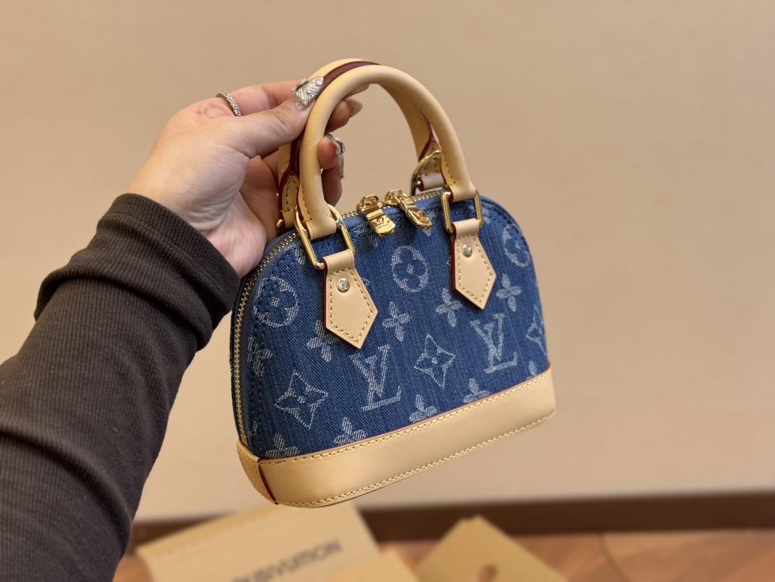 Louis Alma bb denim bag size :  20*14cm