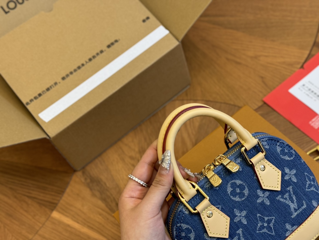 Louis Alma bb denim bag size :  20*14cm