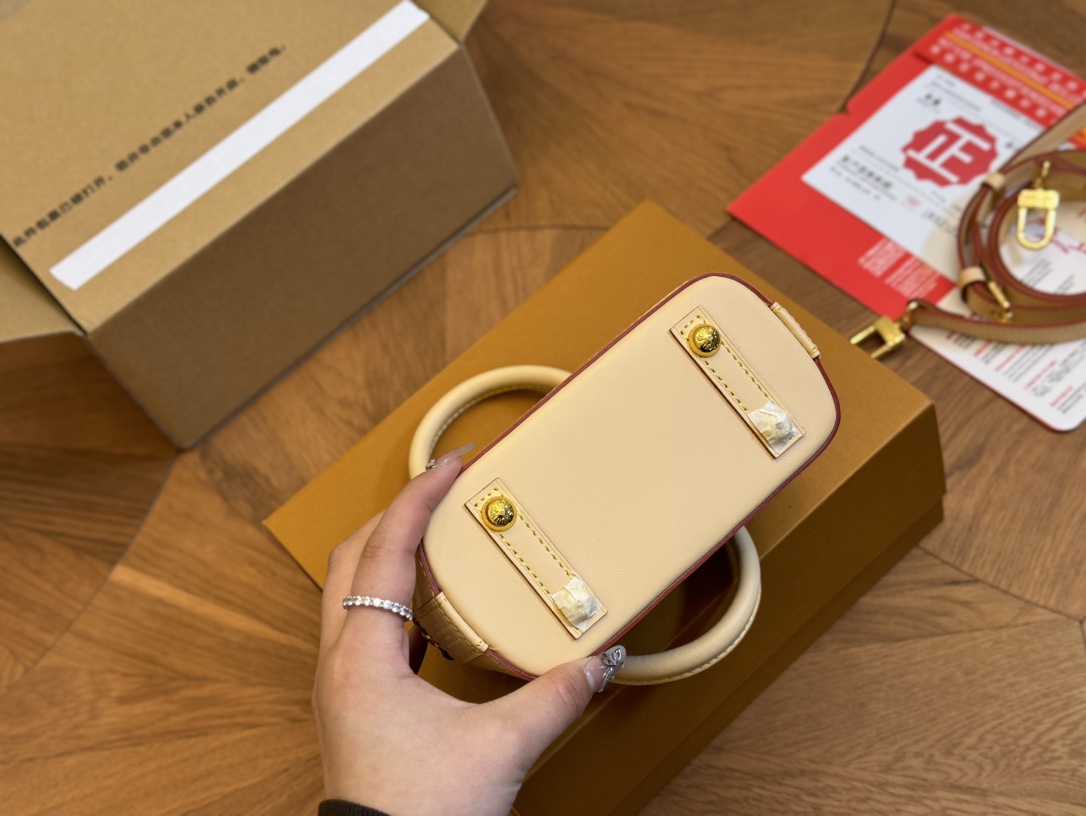 Louis Alma bb denim bag size :  20*14cm