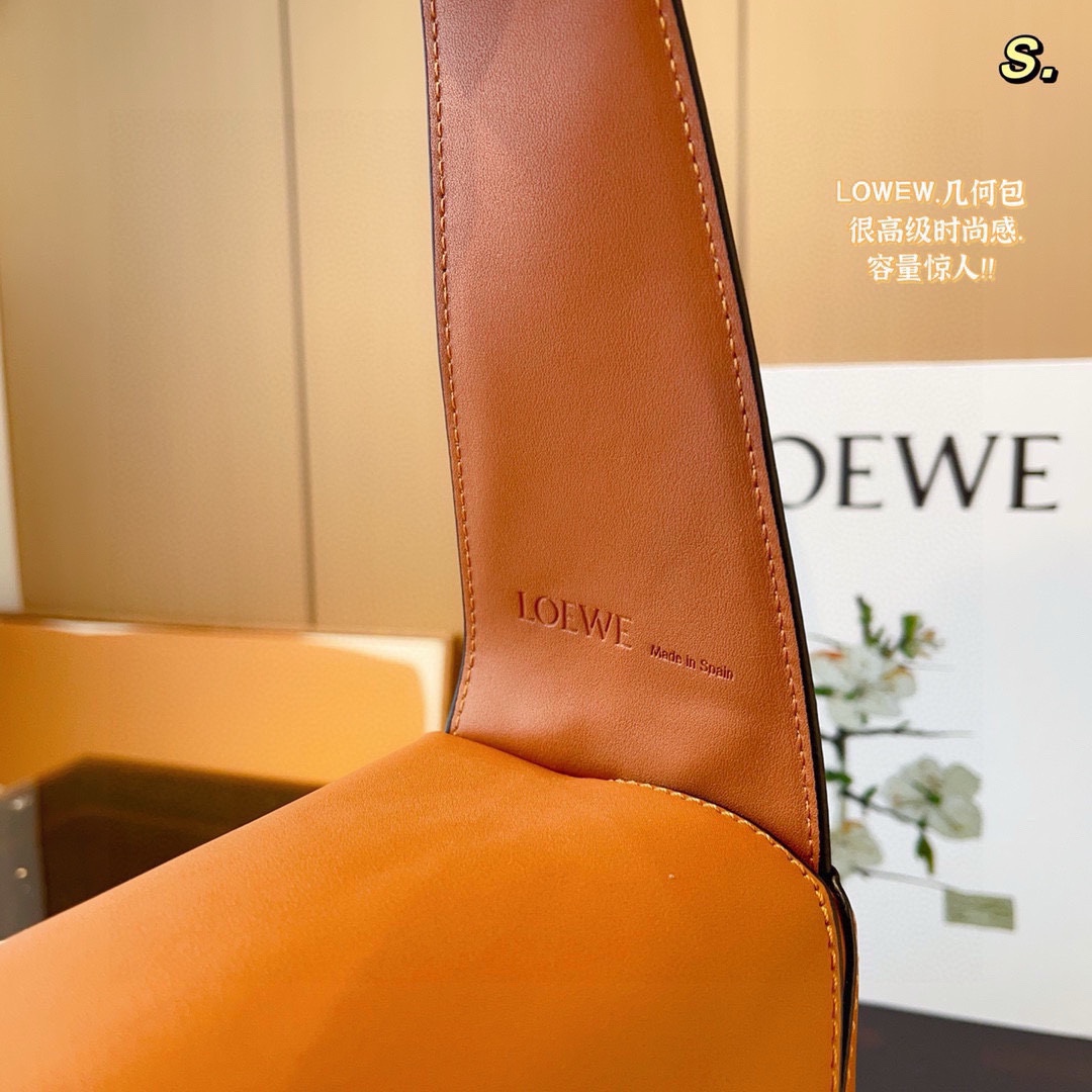 Loe puzzle hobo bag size : 29*10*14cm