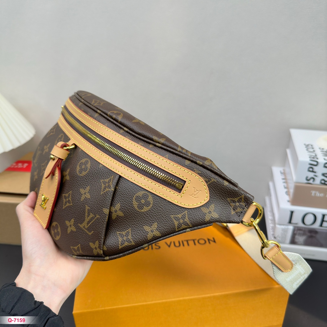 Louis BUMbag men and women new arrival bag size: 33* 16cm