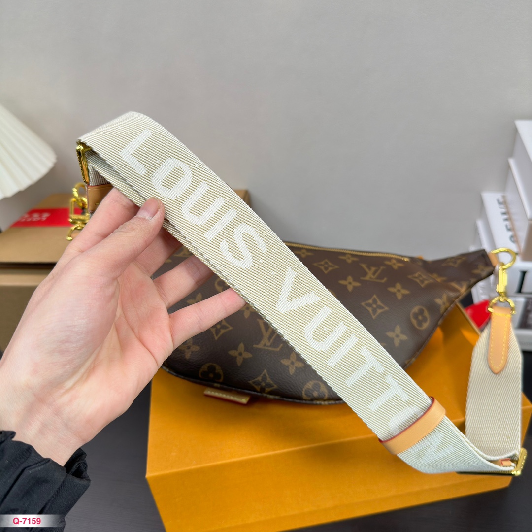 Louis BUMbag men and women new arrival bag size: 33* 16cm