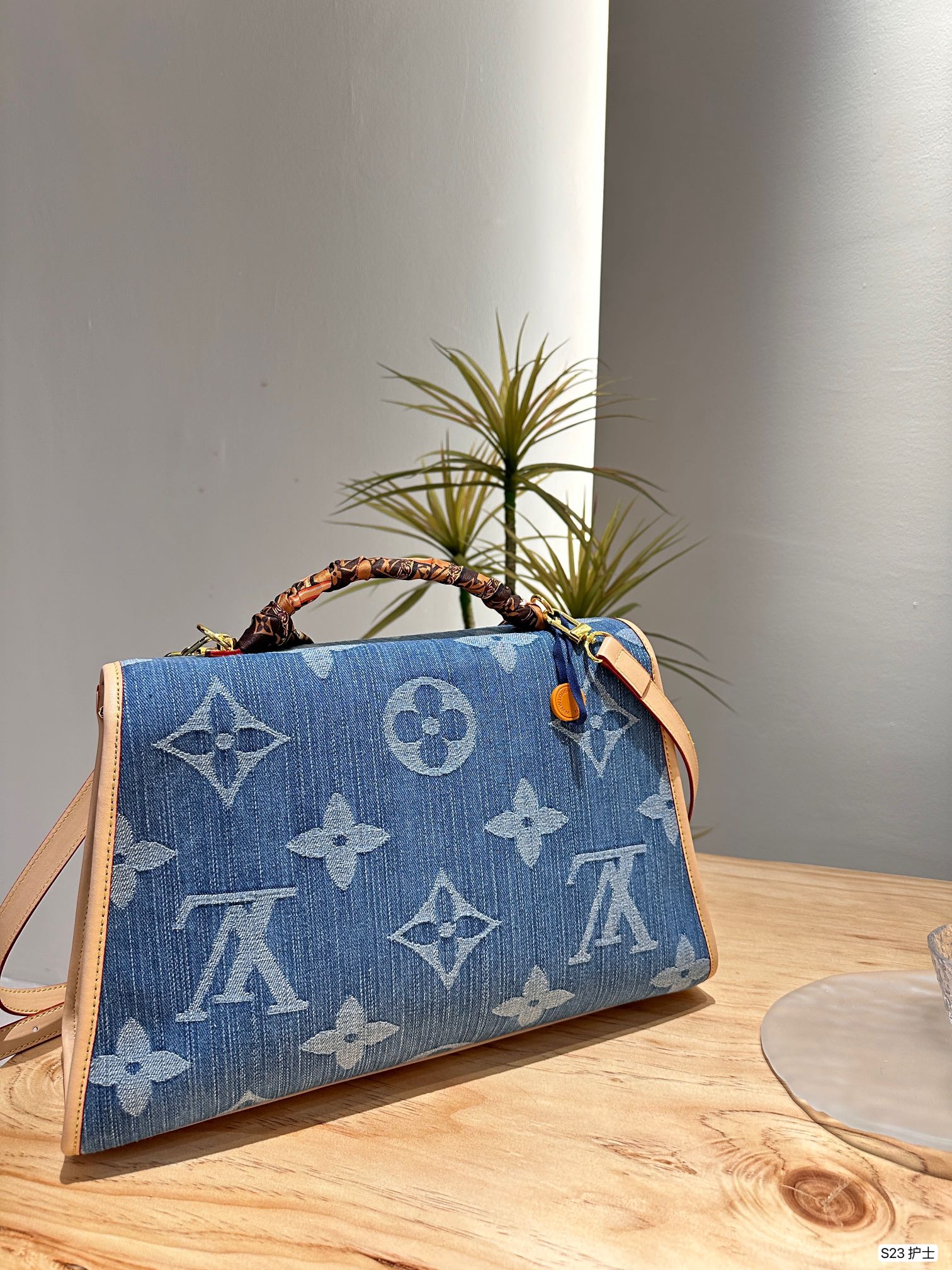 Louis new arrival denim bag size: 38 * 23 cm