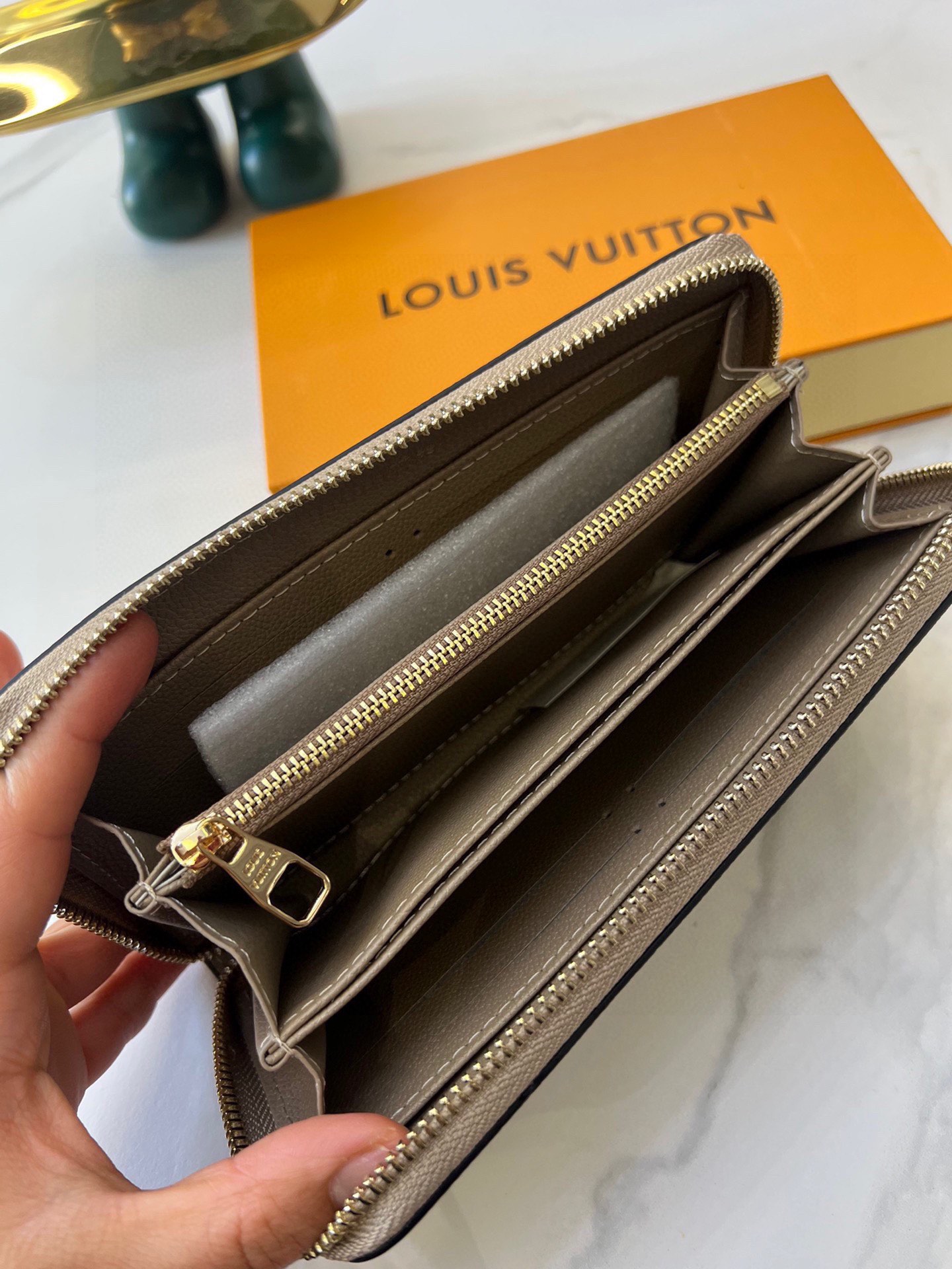 Louis new arrival zippy wallet size: 19.5 x 10.5 x 2.5 cm