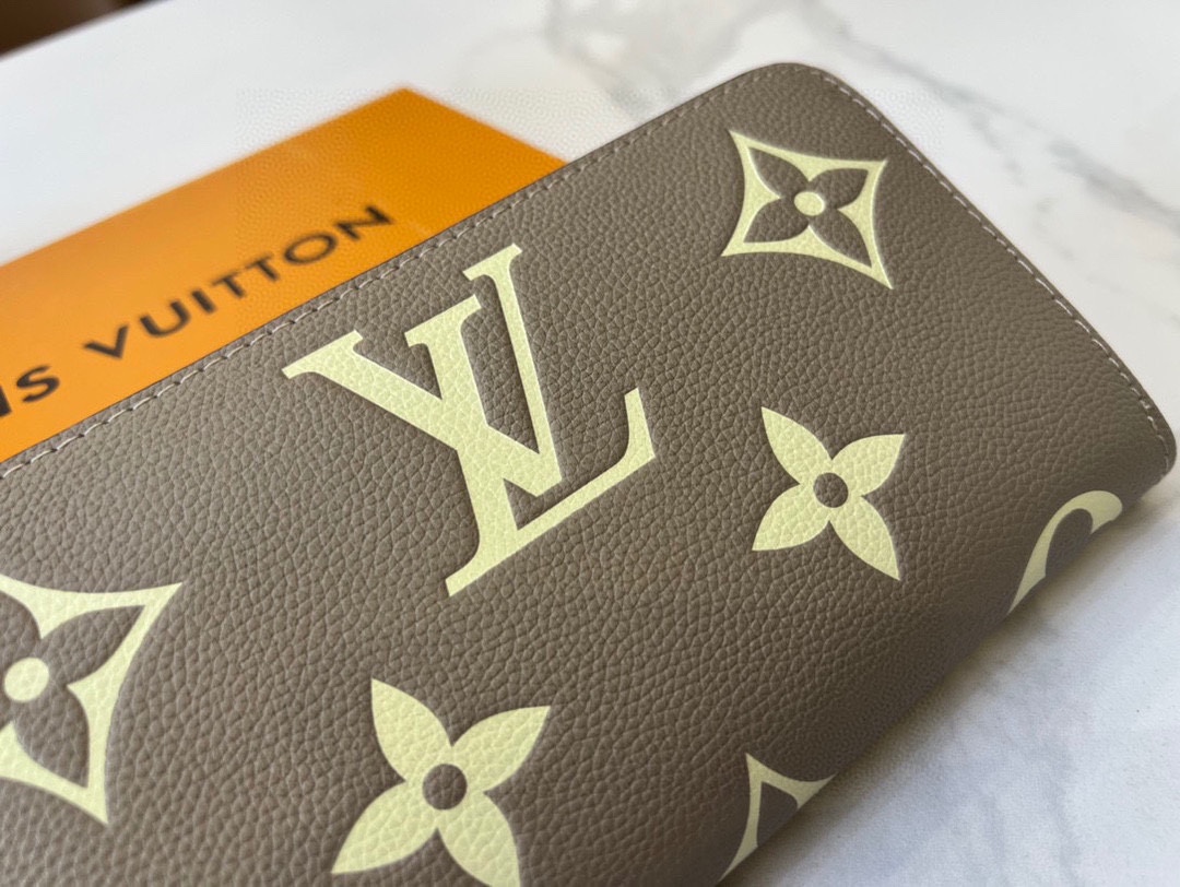 Louis new arrival zippy wallet size: 19.5 x 10.5 x 2.5 cm