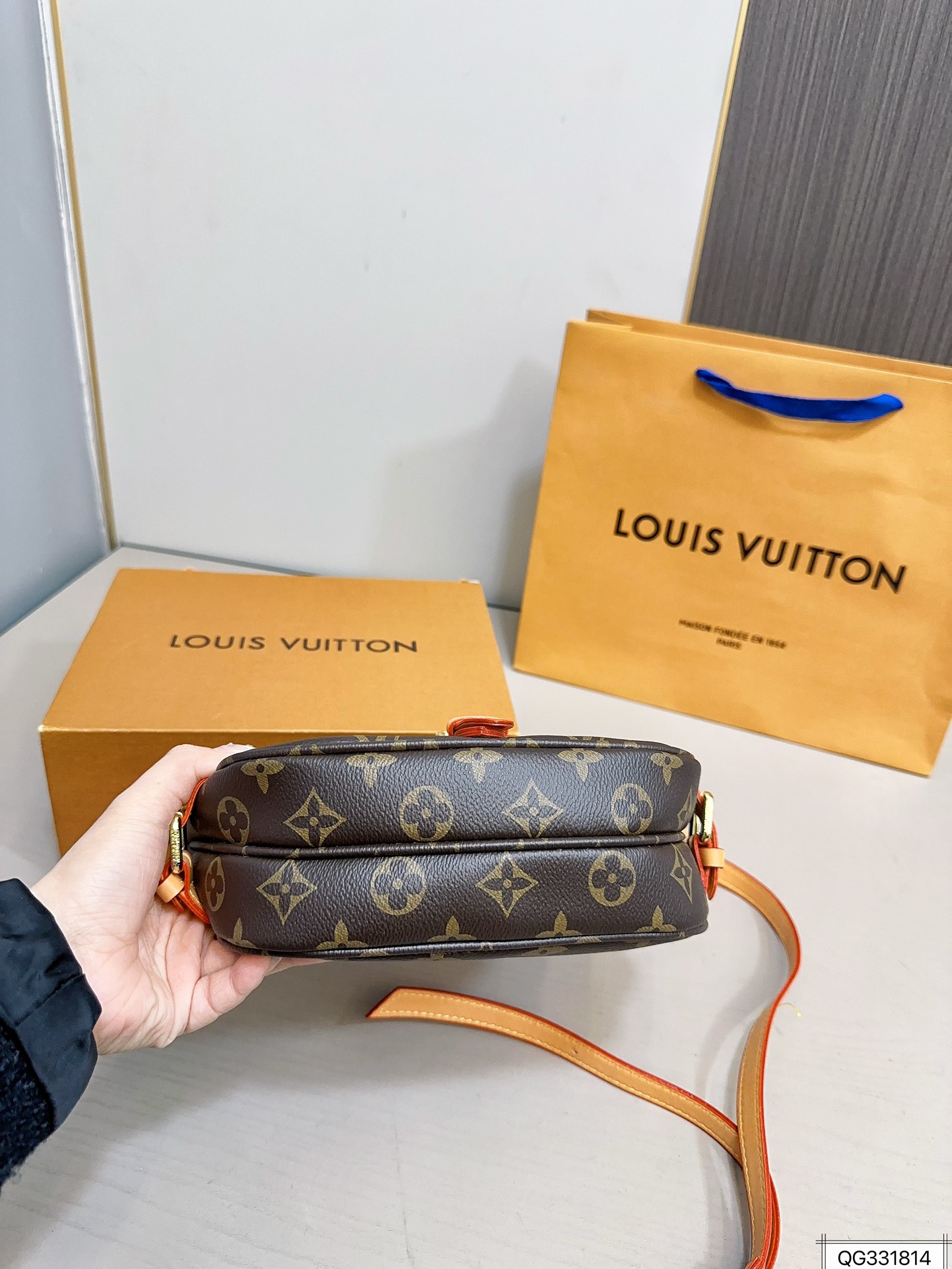 Louis Saumur bb mini bag size: 21 * 17 cm