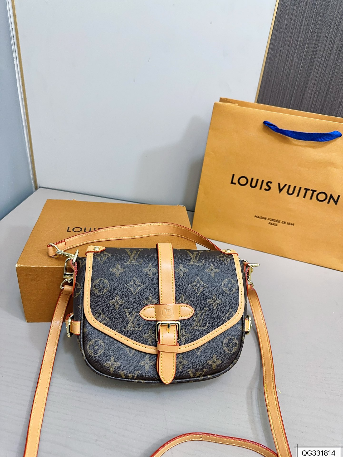 Louis Saumur bb mini bag size: 21 * 17 cm