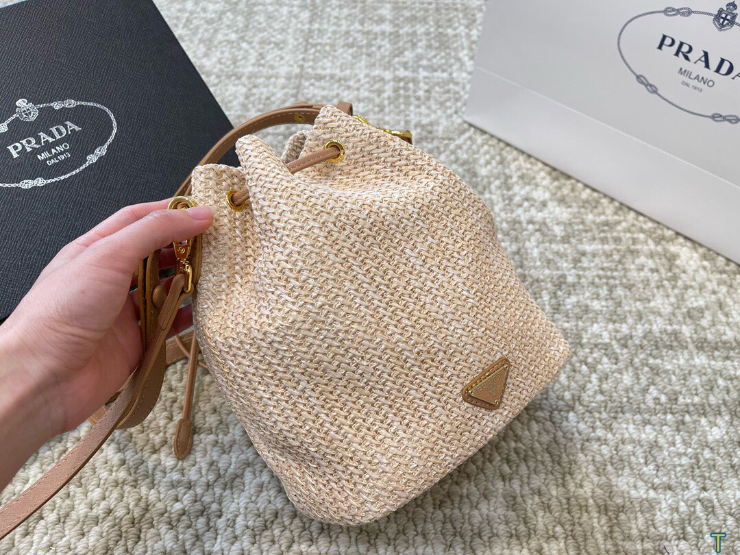 Pra nwe arrival bucket bag size: 18 * 22 cm