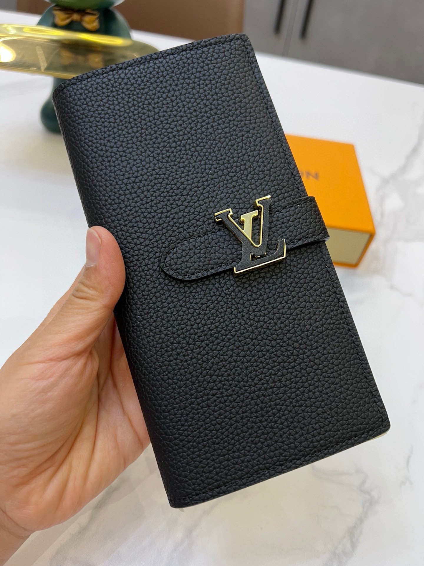 Louis new arrival Taurillon Capucines wallet size: 10*19*1.7cm