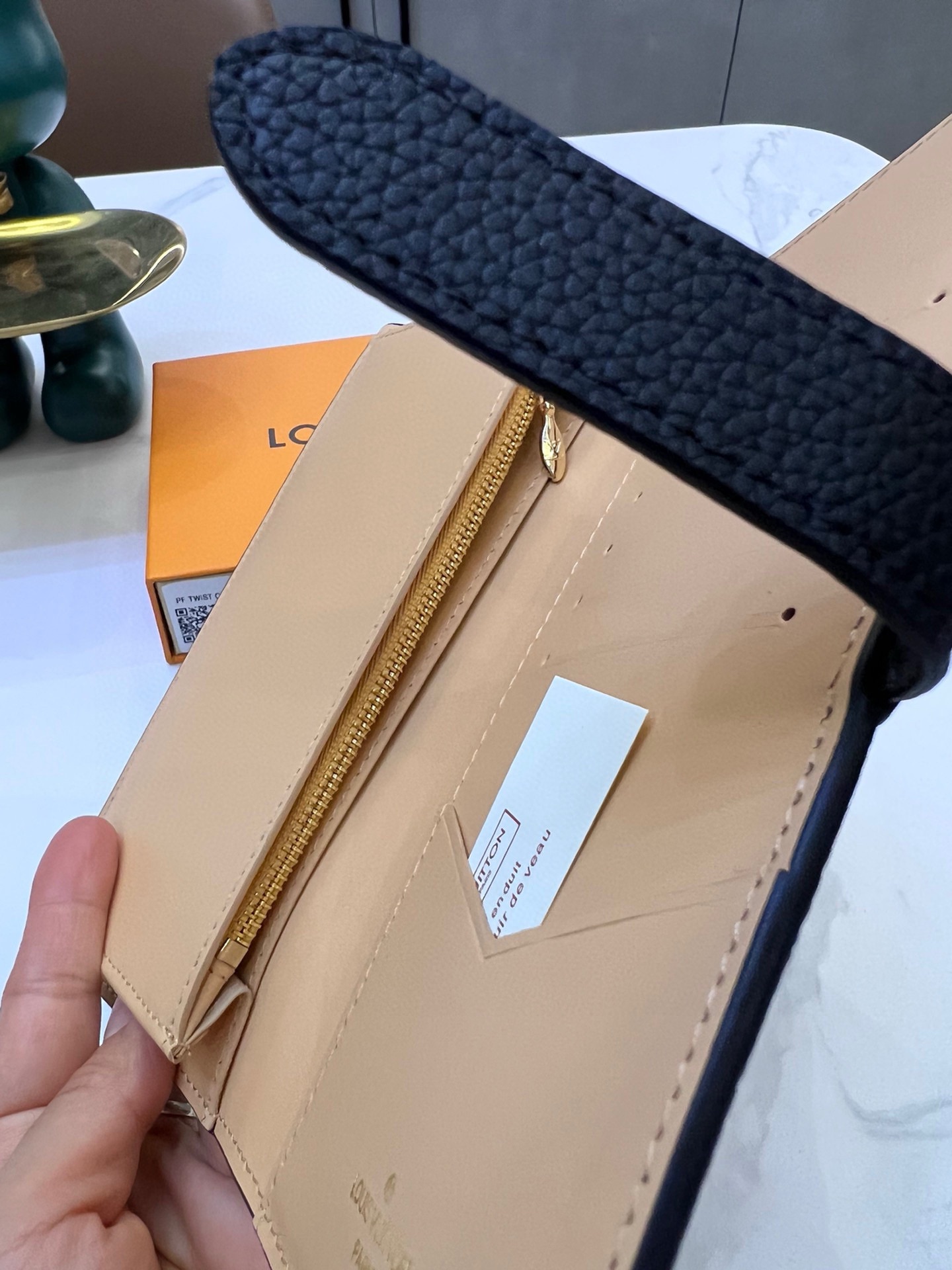 Louis new arrival Taurillon Capucines wallet size: 10*19*1.7cm