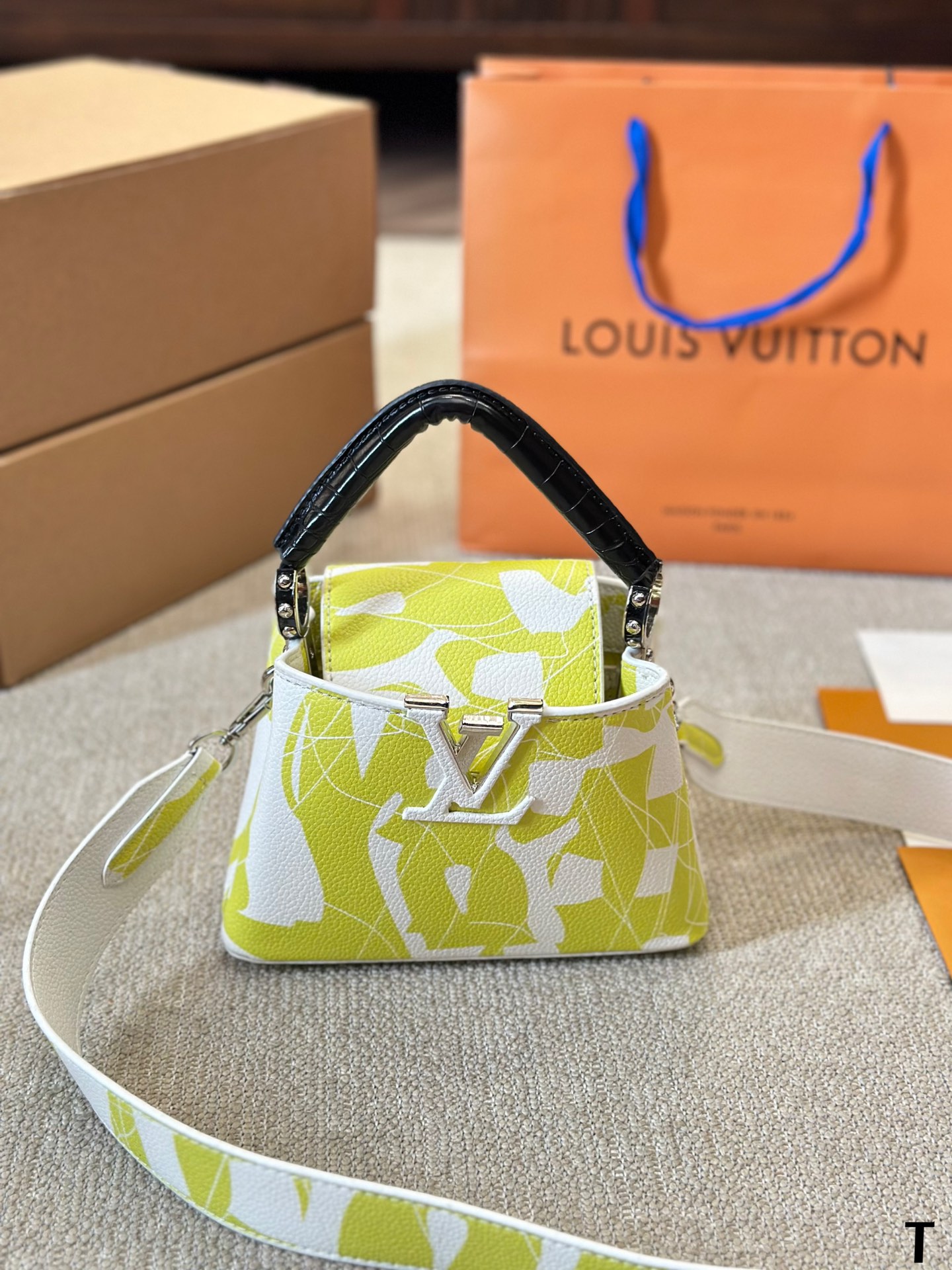 Louis capucines new arrival bag