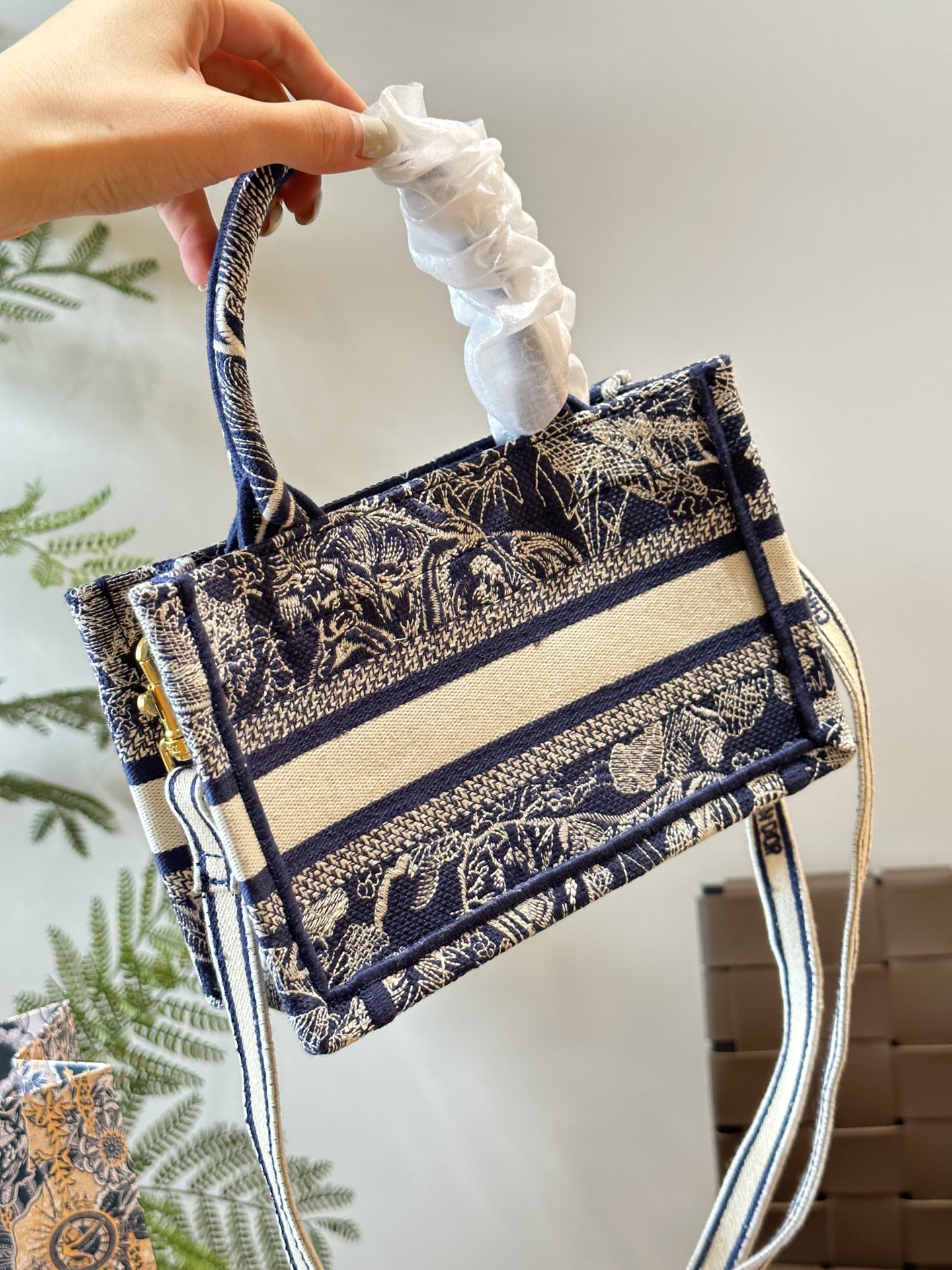 D mini tote bag size: 21.5x13x7.5cm