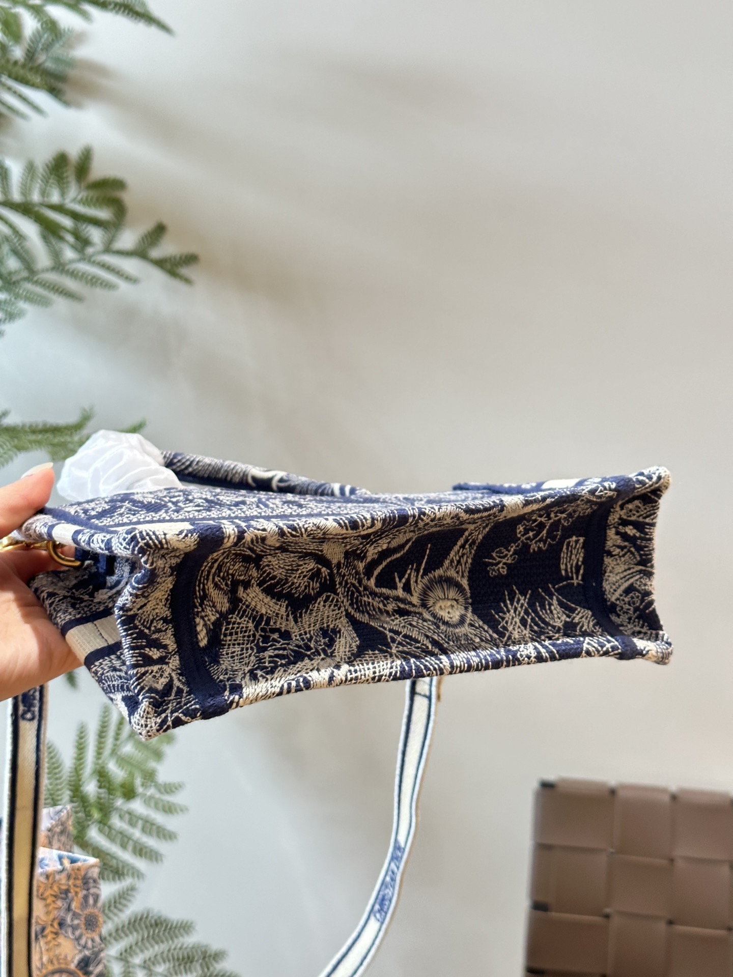 D mini tote bag size: 21.5x13x7.5cm