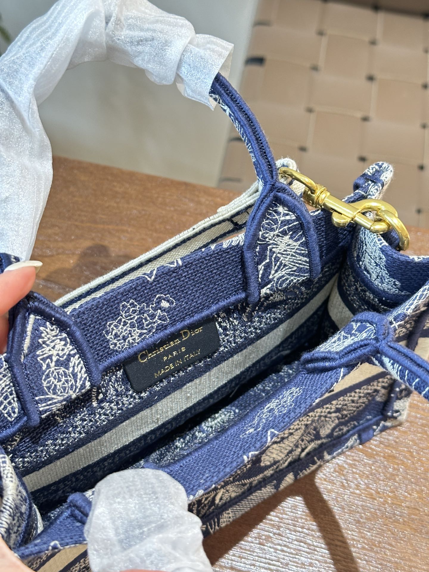 D mini tote bag size: 21.5x13x7.5cm