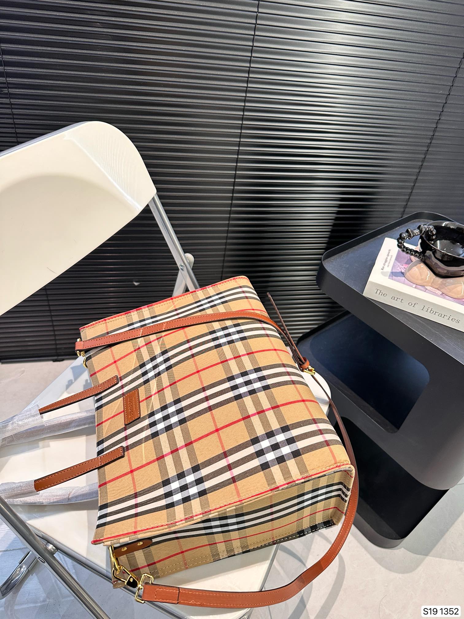 BB new arrival tote bag size: 35 * 27 cm