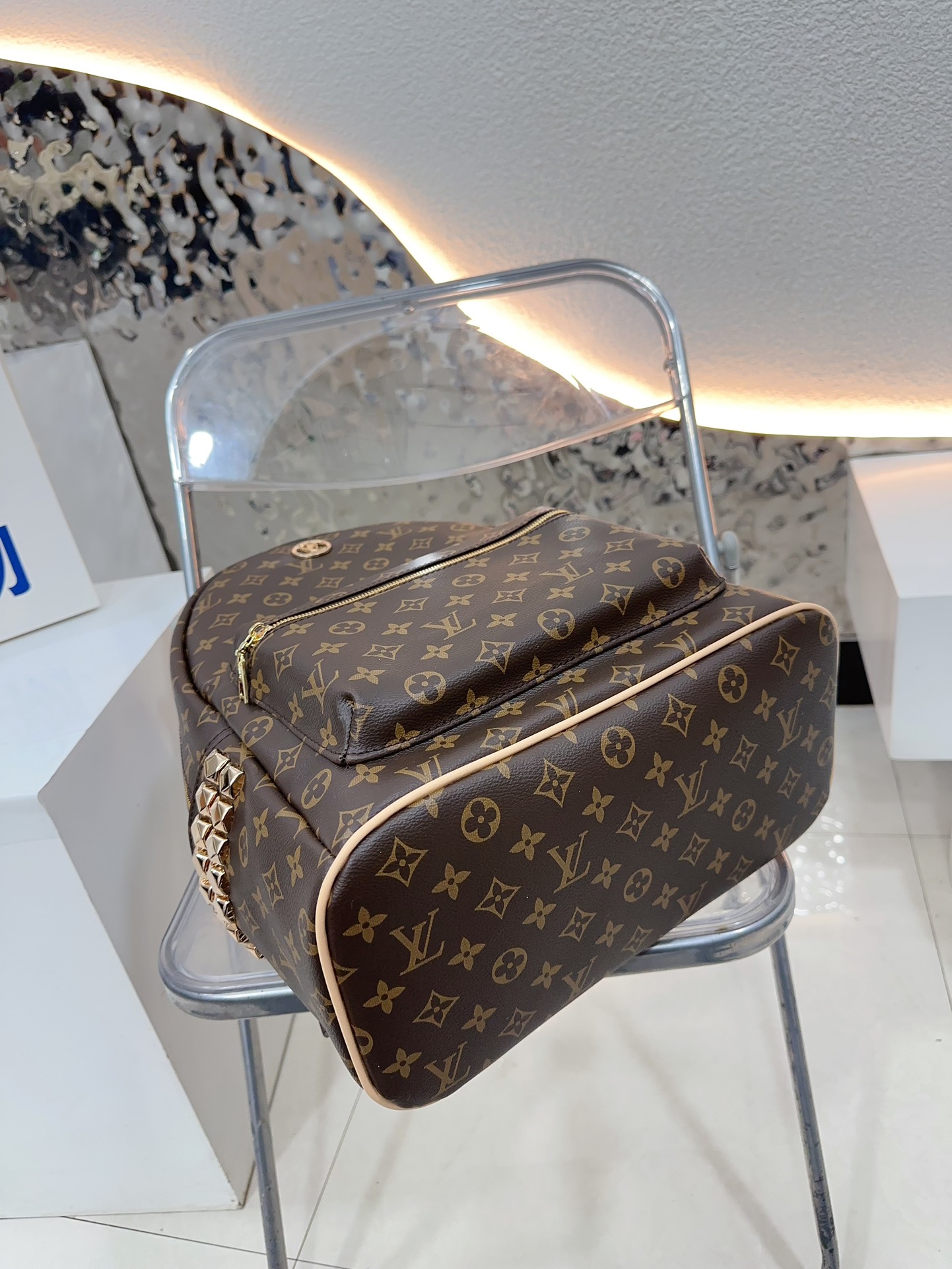 Louis new arrival backpack bag size: 33*41cm