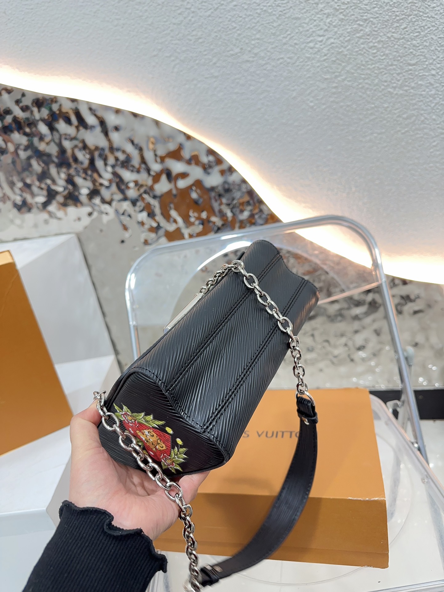 Louis new arrival TWIST bag size；23 * 16 cm