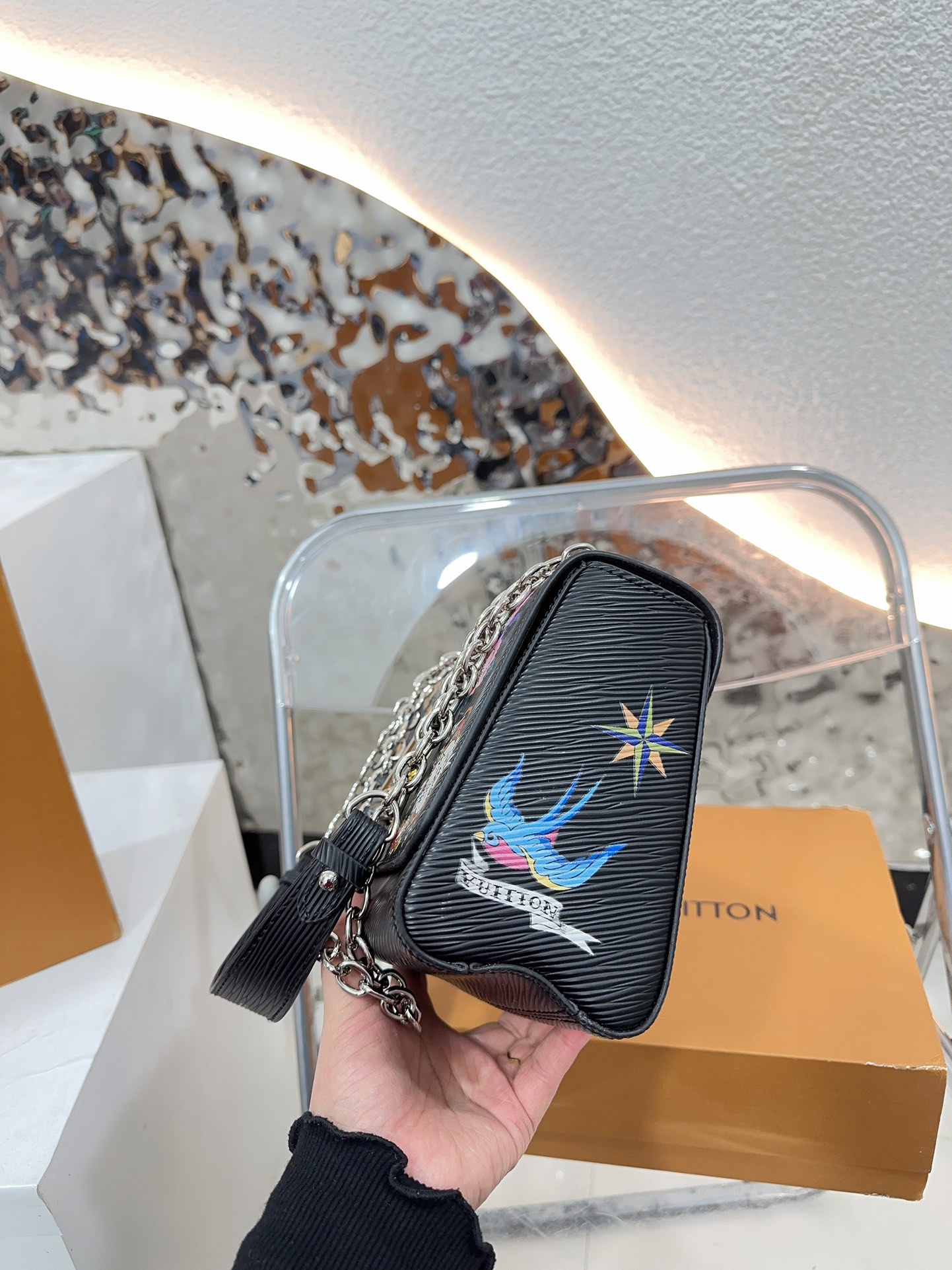 Louis new arrival TWIST bag size；23 * 16 cm