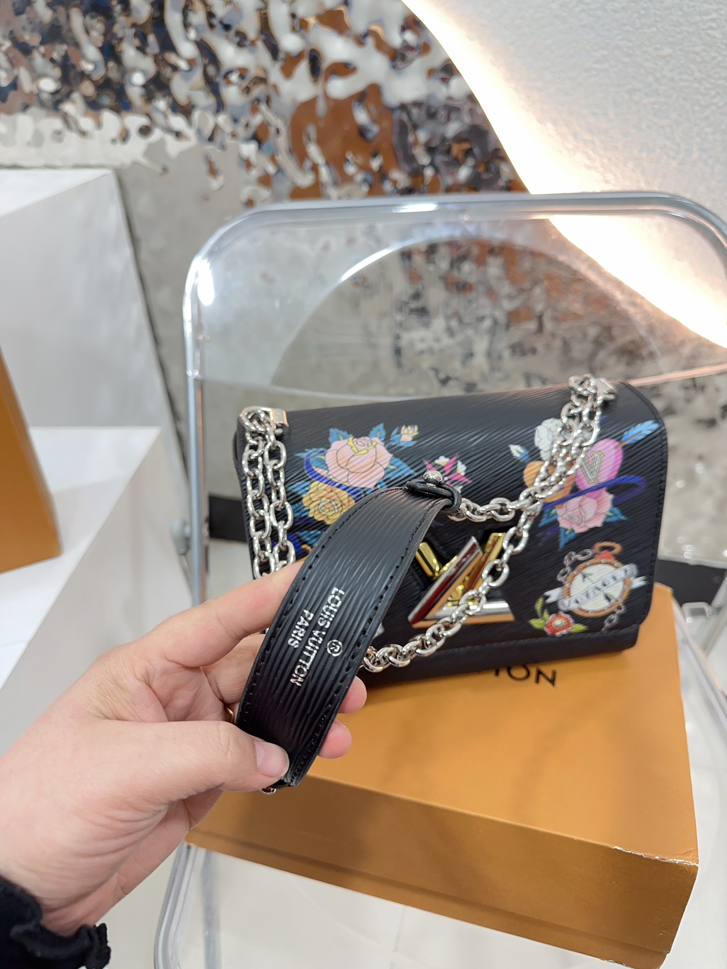 Louis new arrival TWIST bag size；23 * 16 cm