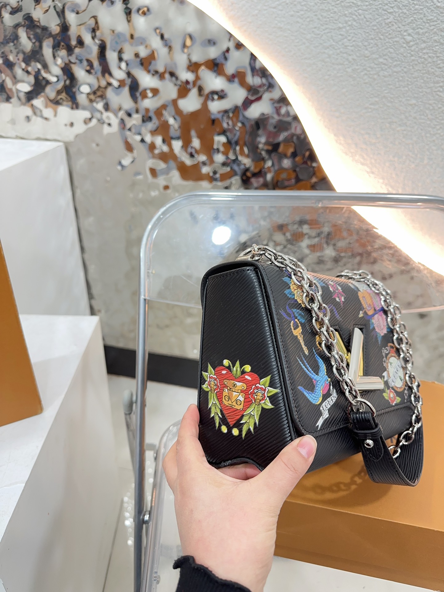 Louis new arrival TWIST bag size；23 * 16 cm