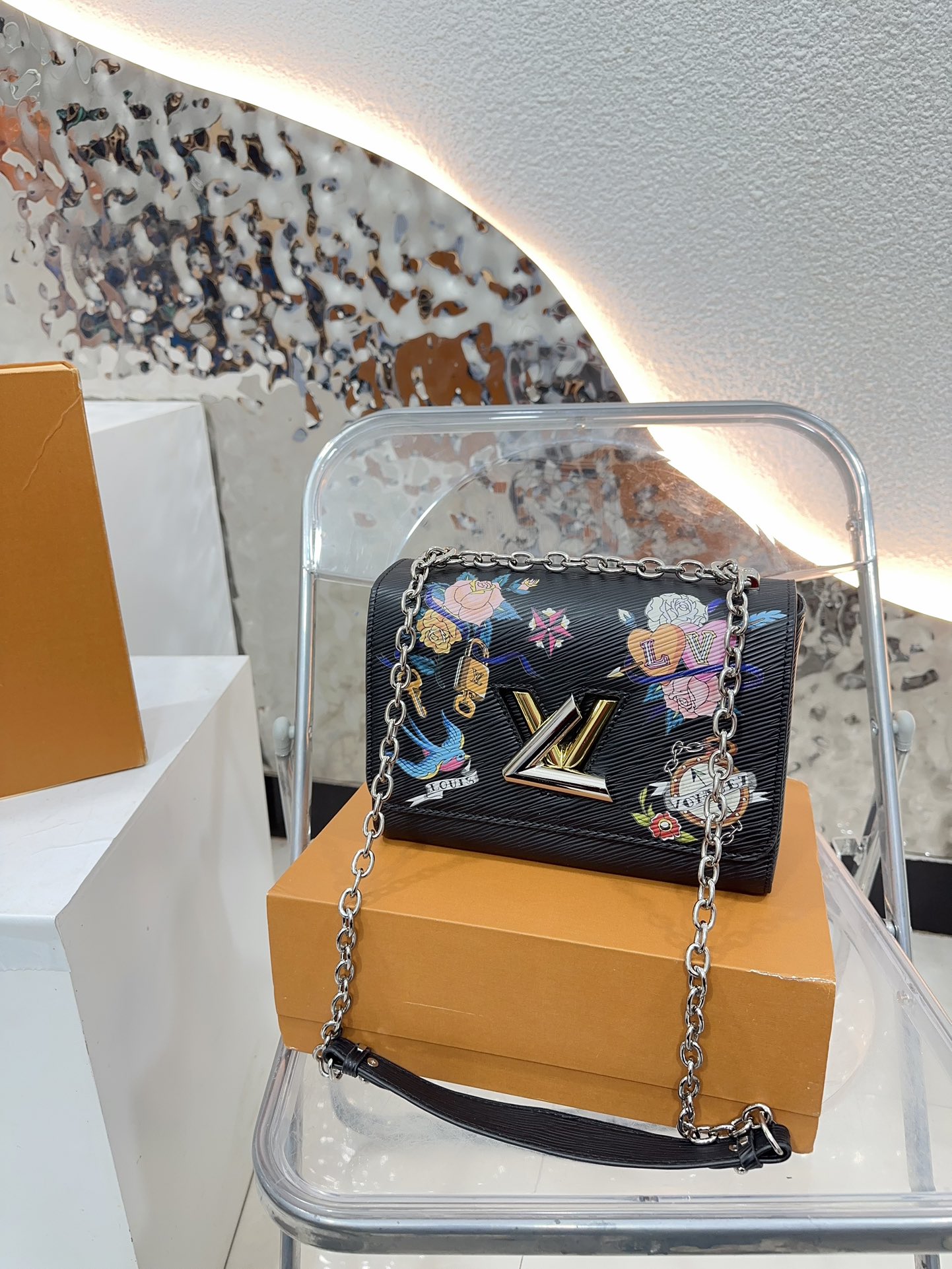 Louis new arrival TWIST bag size；23 * 16 cm