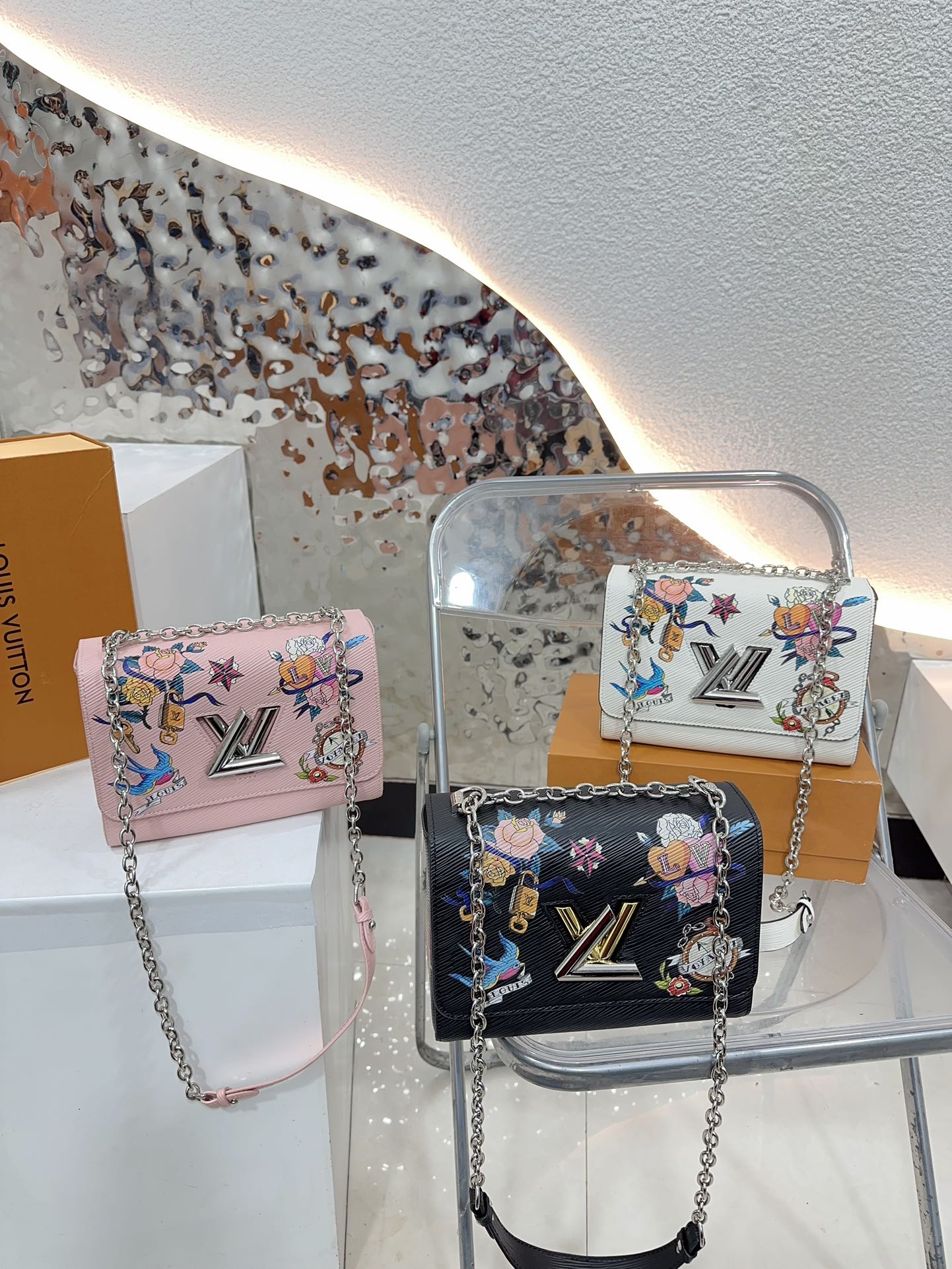 Louis new arrival TWIST bag size；23 * 16 cm