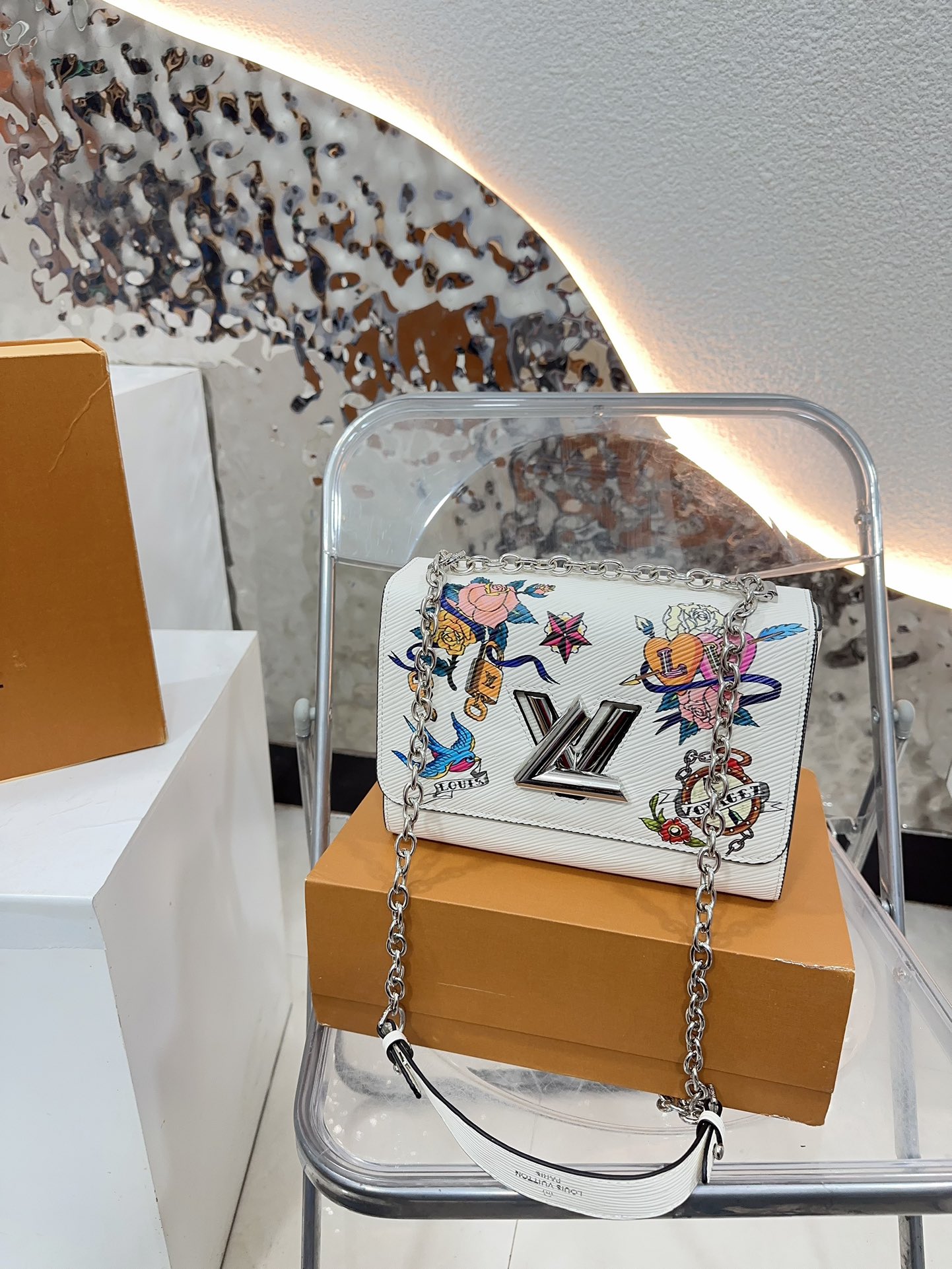 Louis new arrival TWIST bag size；23 * 16 cm