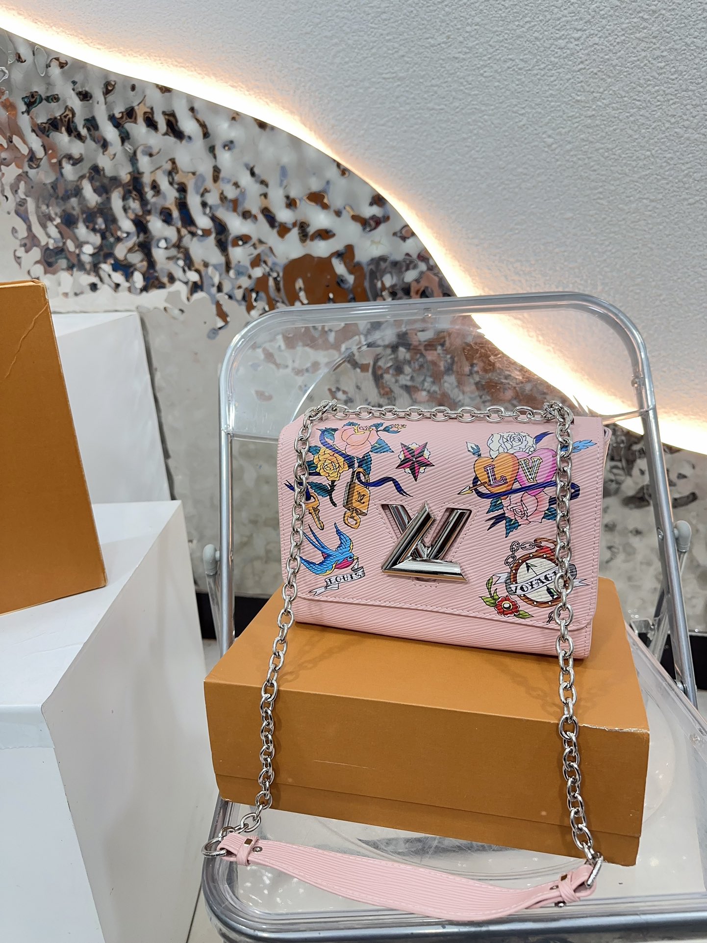 Louis new arrival TWIST bag size；23 * 16 cm