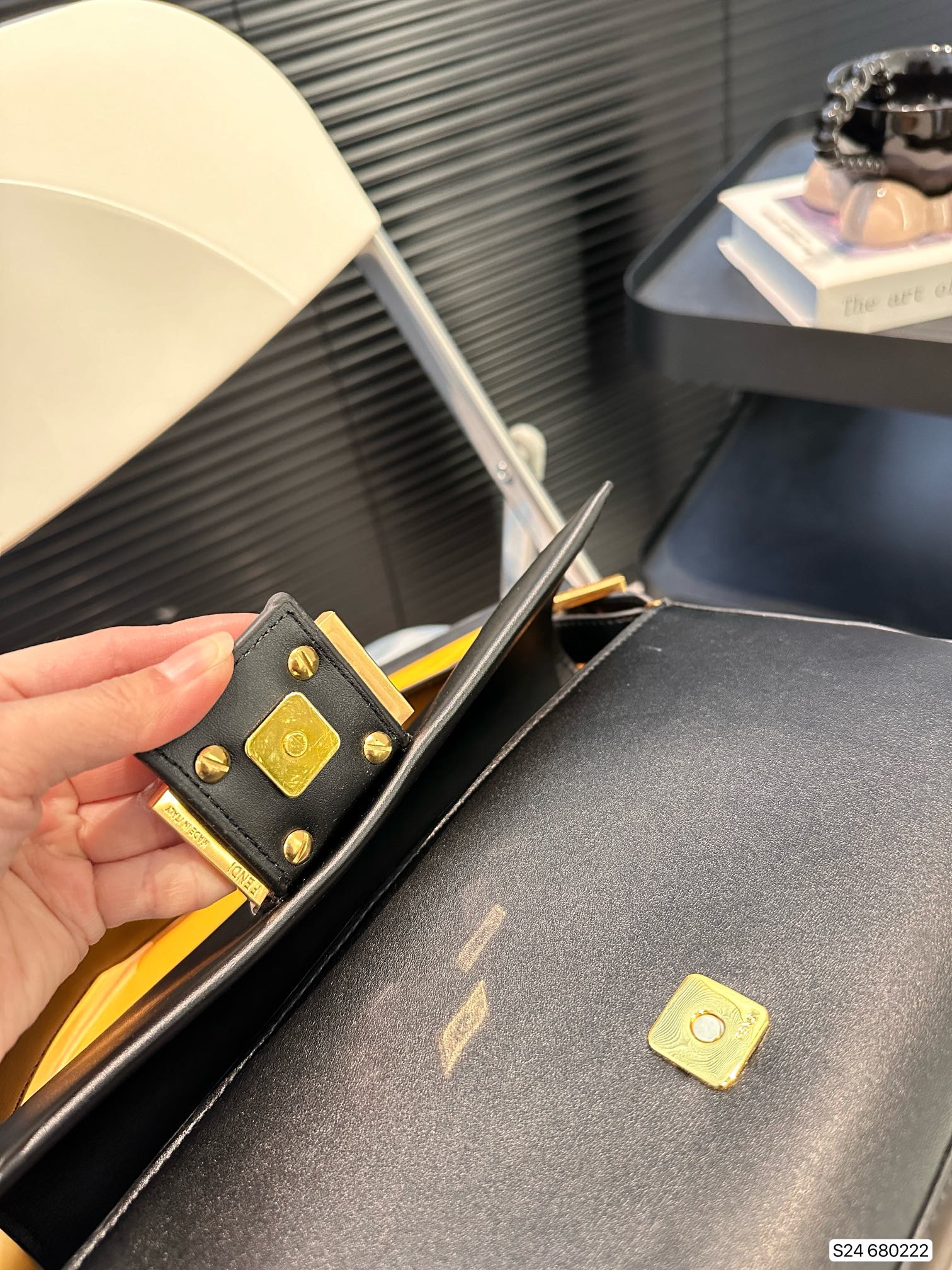 Fendi Baguette new arrival bag size: 28 * 17 cm