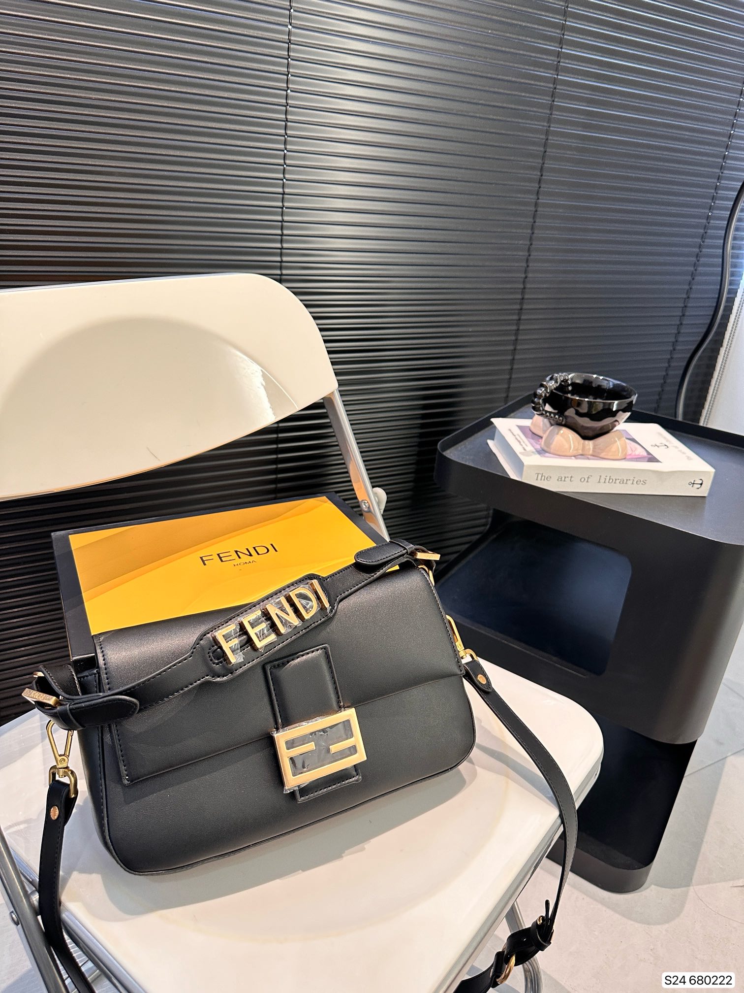 Fendi Baguette new arrival bag size: 28 * 17 cm
