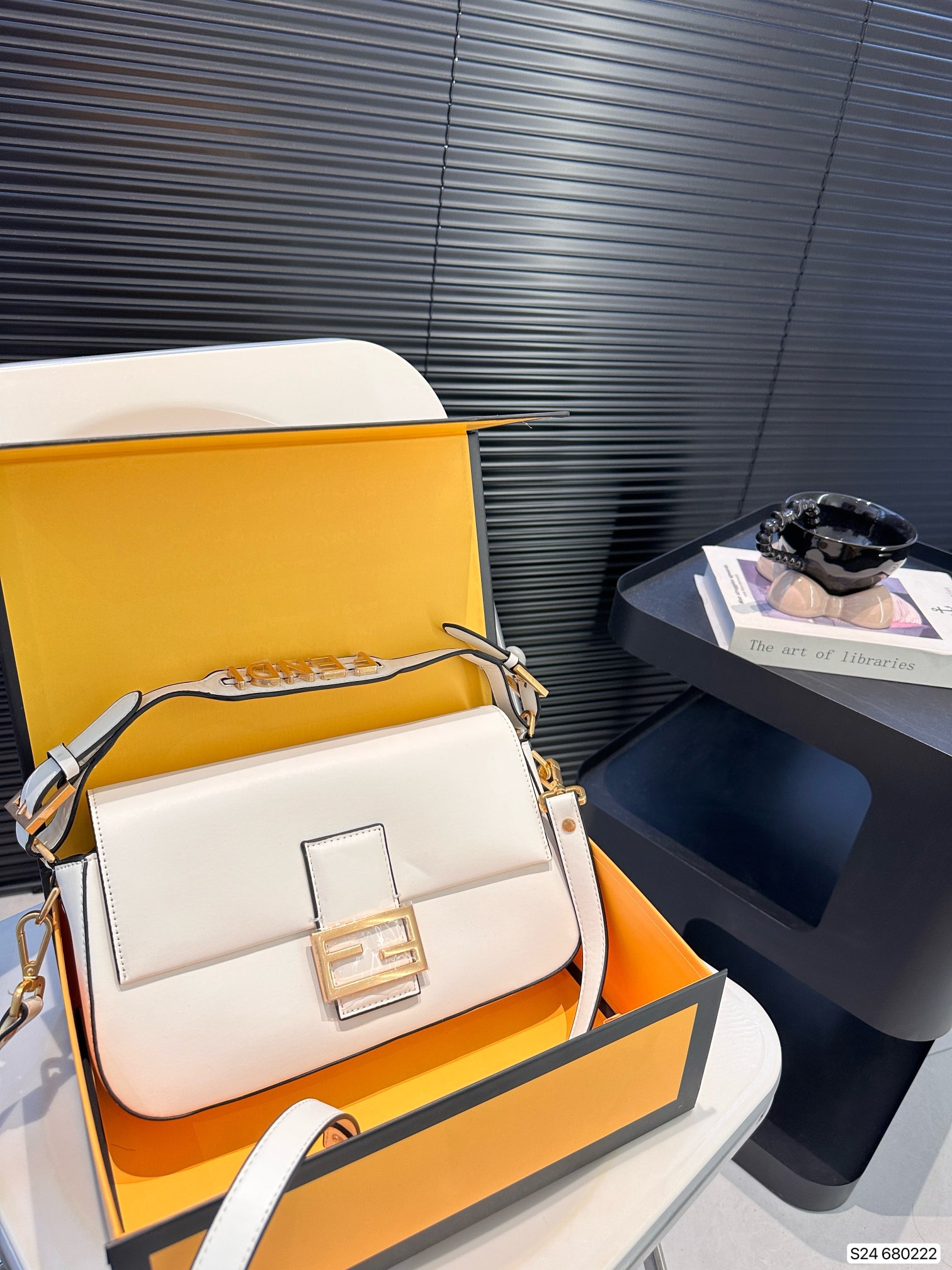 Fendi Baguette new arrival bag size: 28 * 17 cm