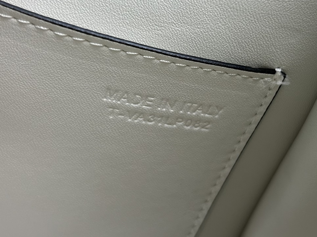 Val Garavani VSLING new arrival bag size: 25*12*18 cm