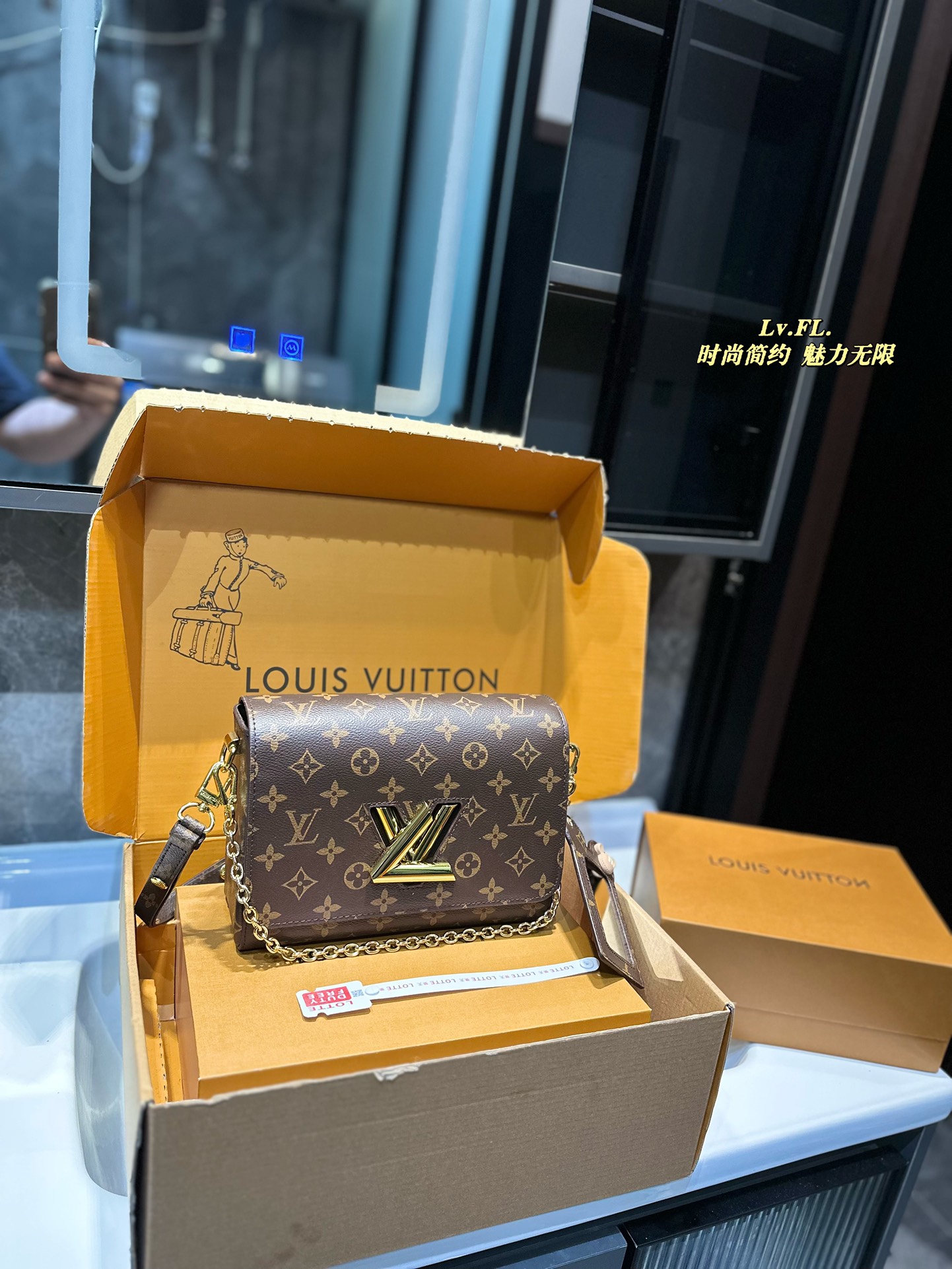 Louis Twist new arrival chain bag size: 23*10*15 cm