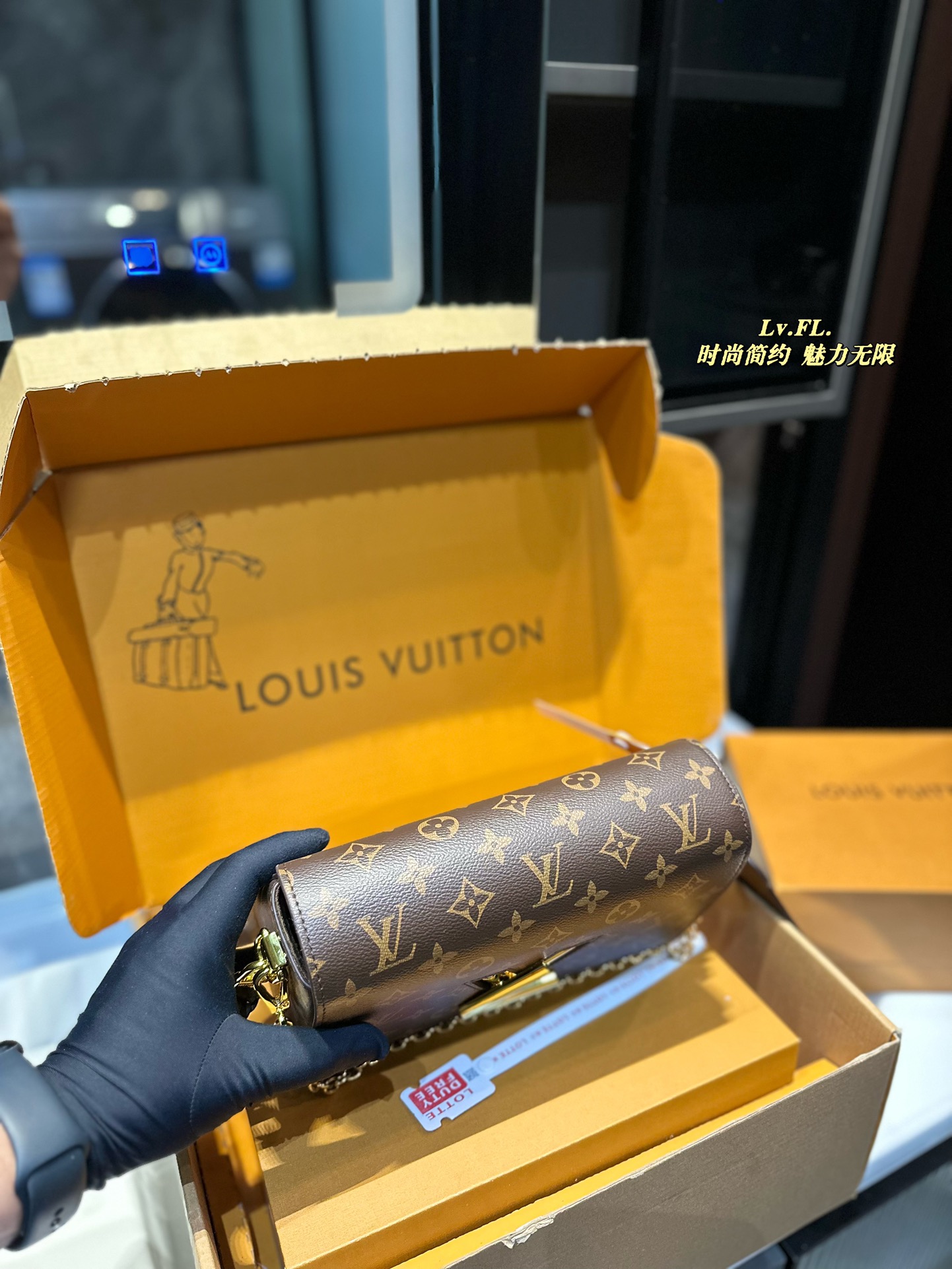 Louis Twist new arrival chain bag size: 23*10*15 cm