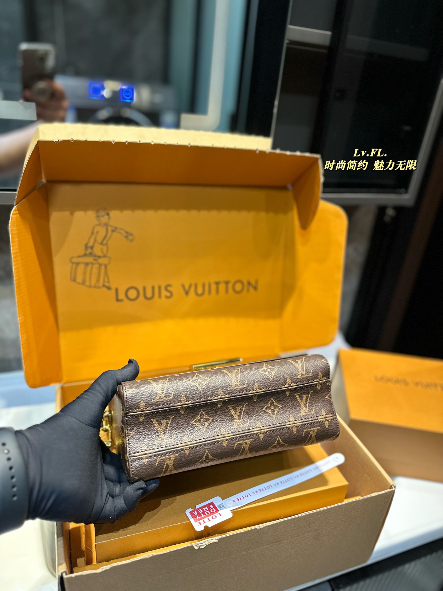 Louis Twist new arrival chain bag size: 23*10*15 cm