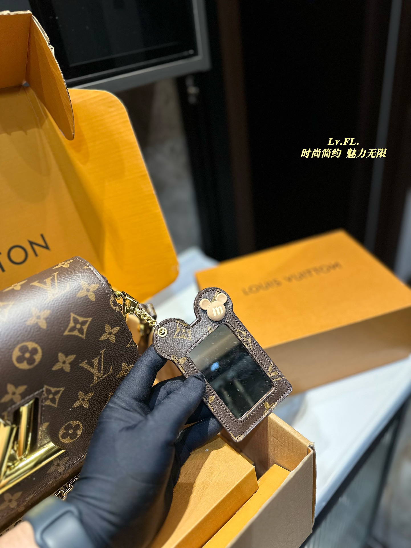 Louis Twist new arrival chain bag size: 23*10*15 cm