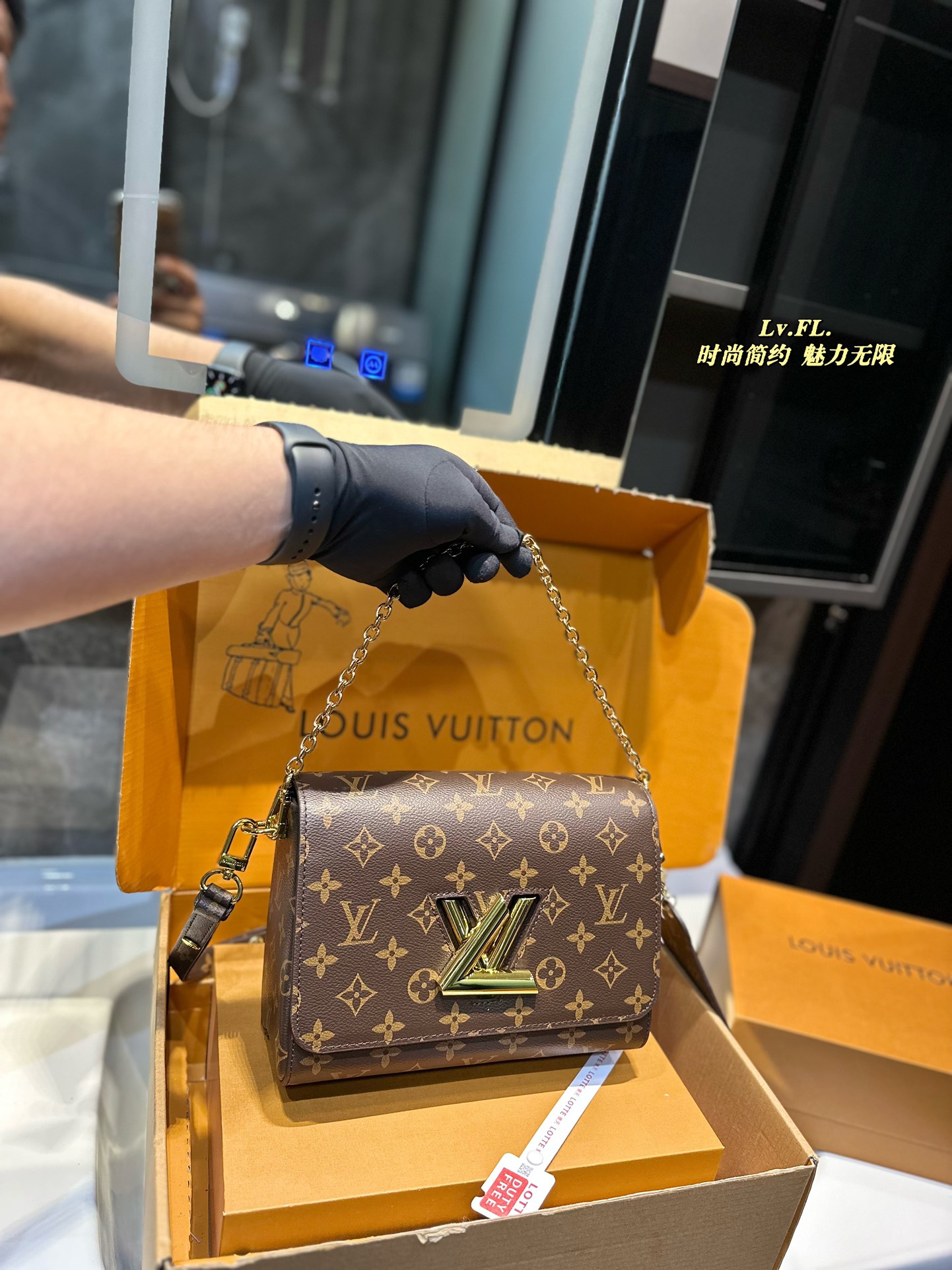 Louis Twist new arrival chain bag size: 23*10*15 cm