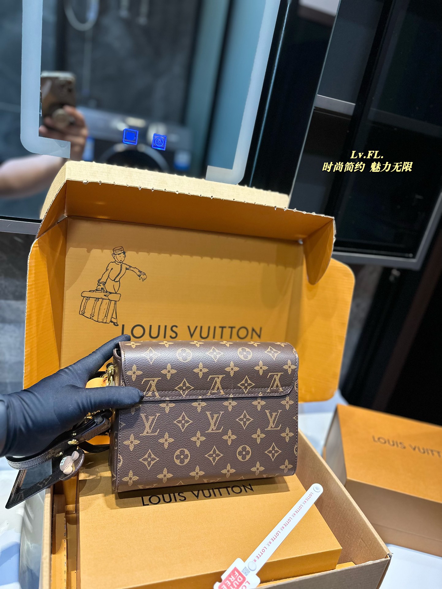 Louis Twist new arrival chain bag size: 23*10*15 cm