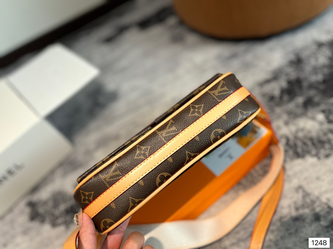 Louis new arrival mini bag size: 24*13 cm