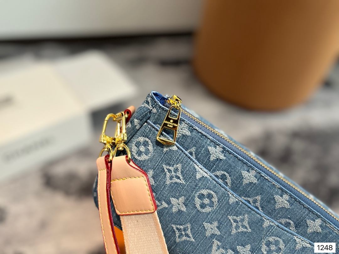 Louis new arrival mini bag size: 24*13 cm