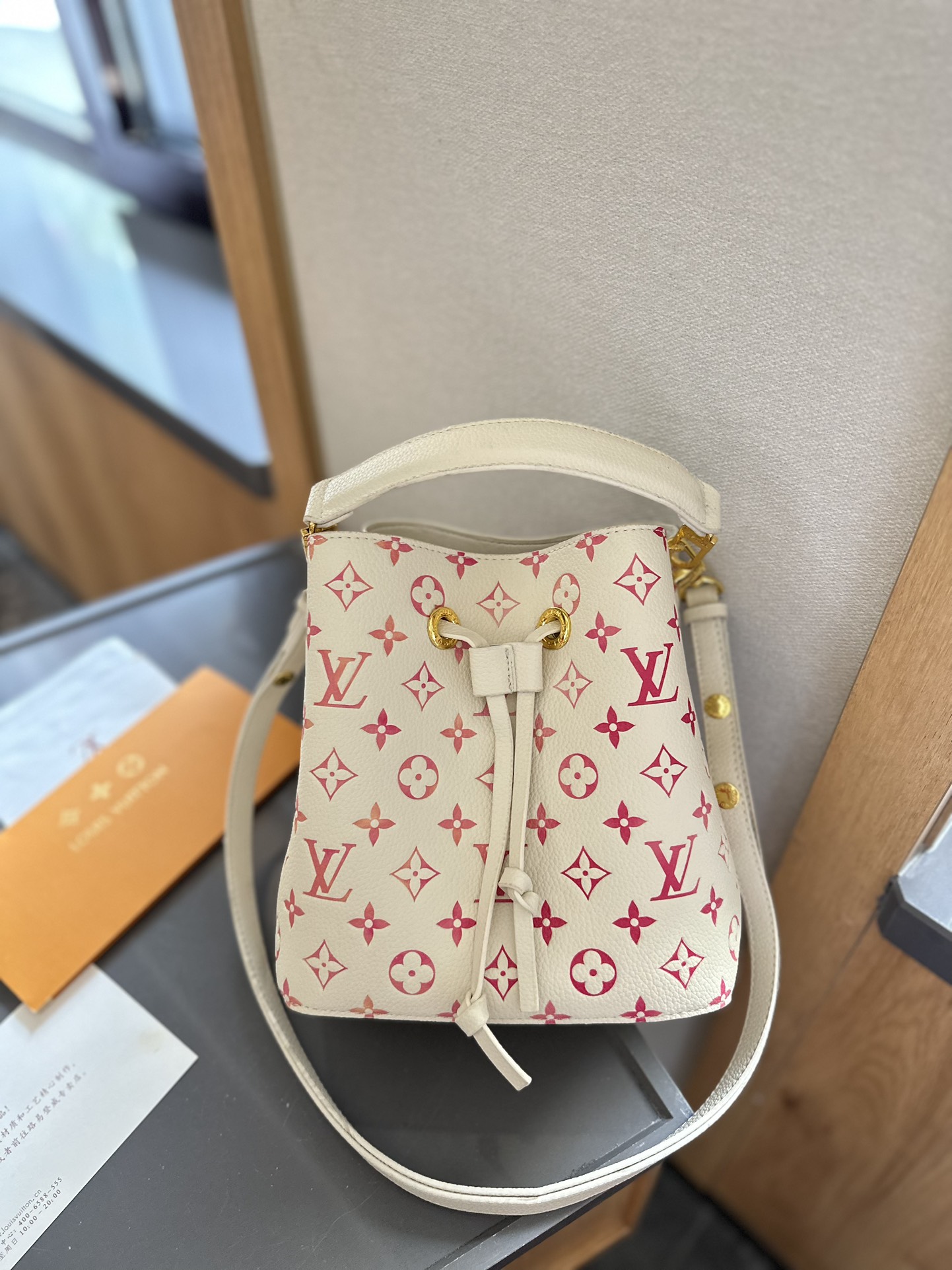 Louis new arrival NEONOE M44022 bag size: 20 cm