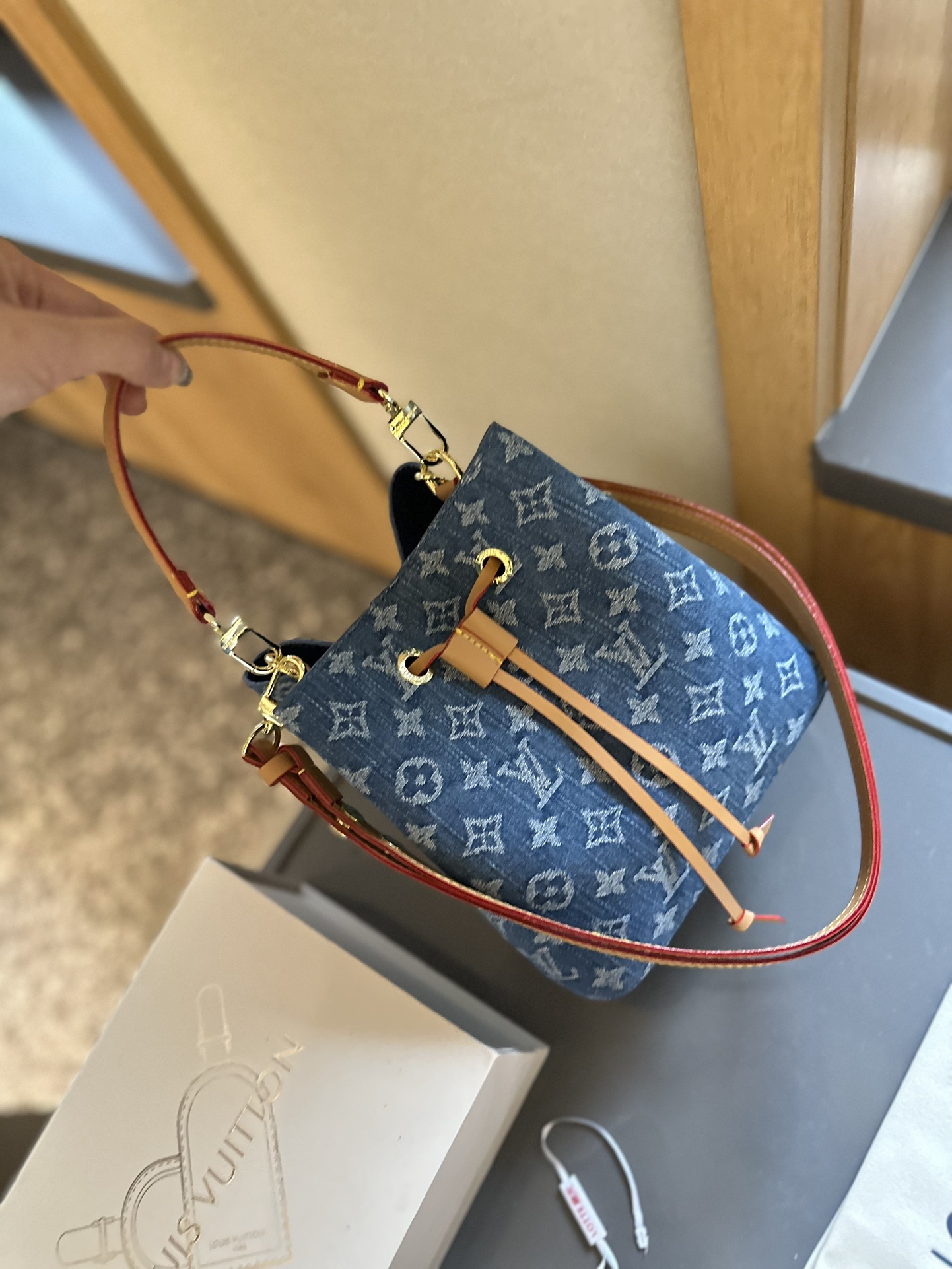 Louis new arrival NEONOE M44022  bag size: 20 cm