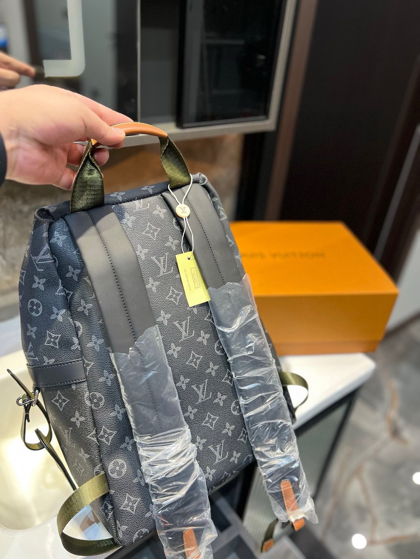 Louis new arrival backpack bag size: 28*37 cm