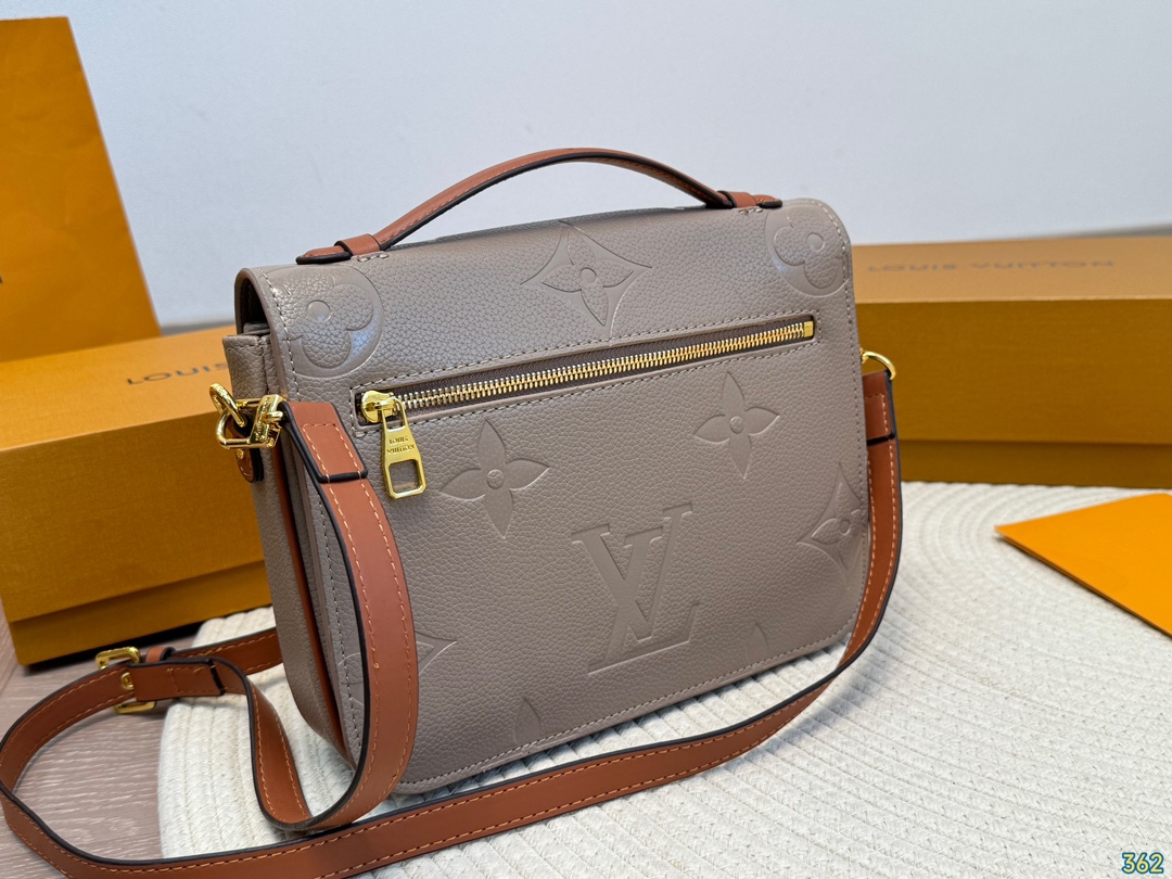 Louis 2024 new arrival Pochette bag size: 24 * 18 cm