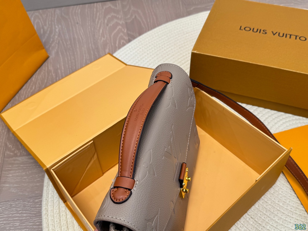 Louis 2024 new arrival Pochette bag size: 24 * 18 cm