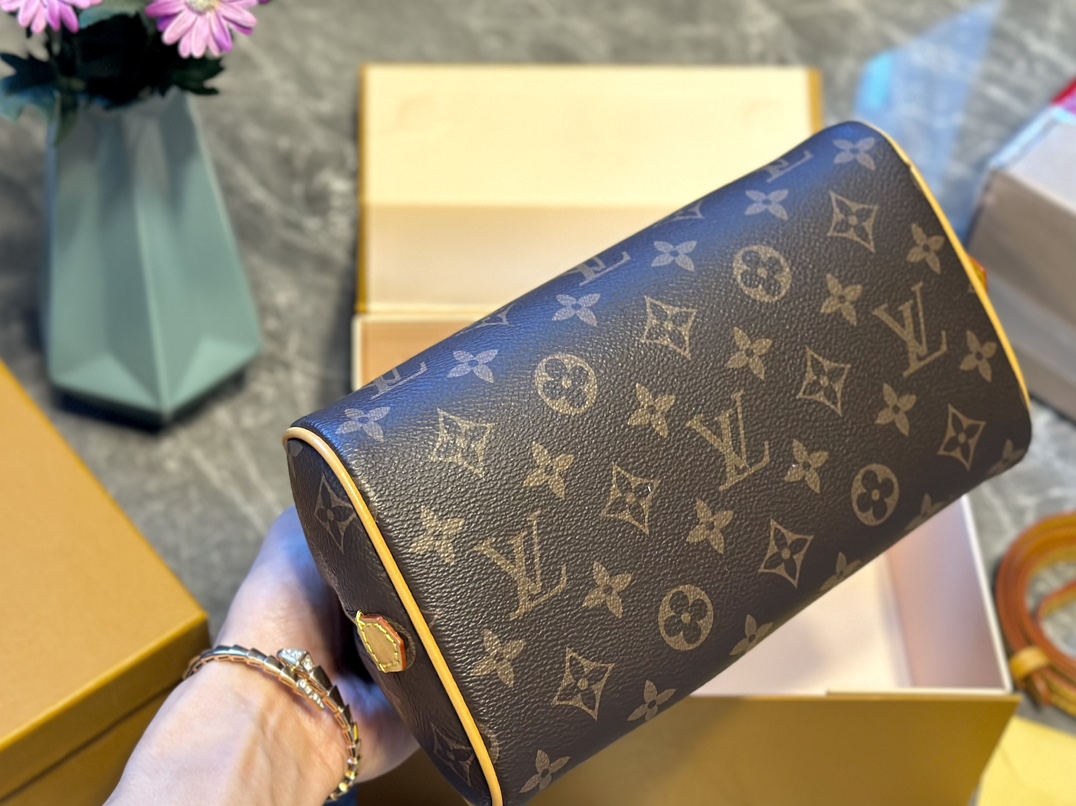 Louis new arrival size：23 * 13 cm