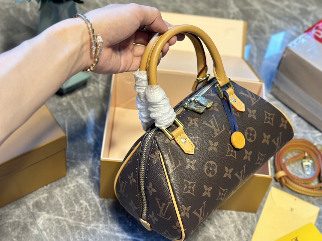 Louis new arrival size：23 * 13 cm