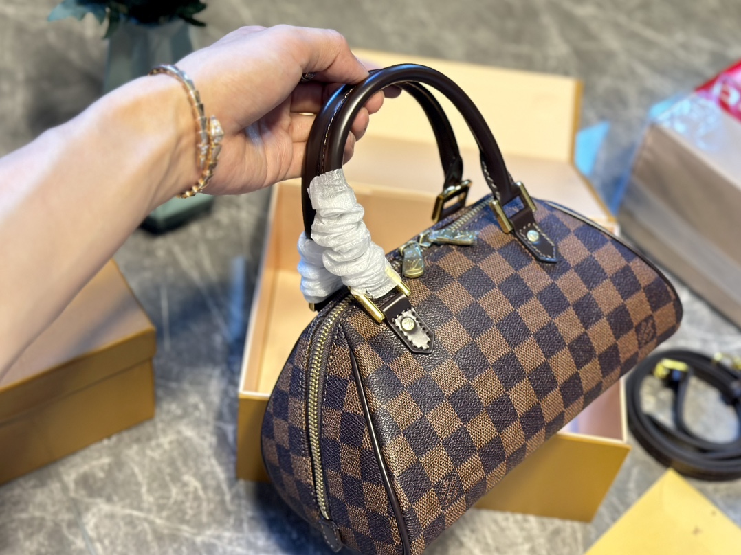 Louis new arrival size：23 * 13 cm