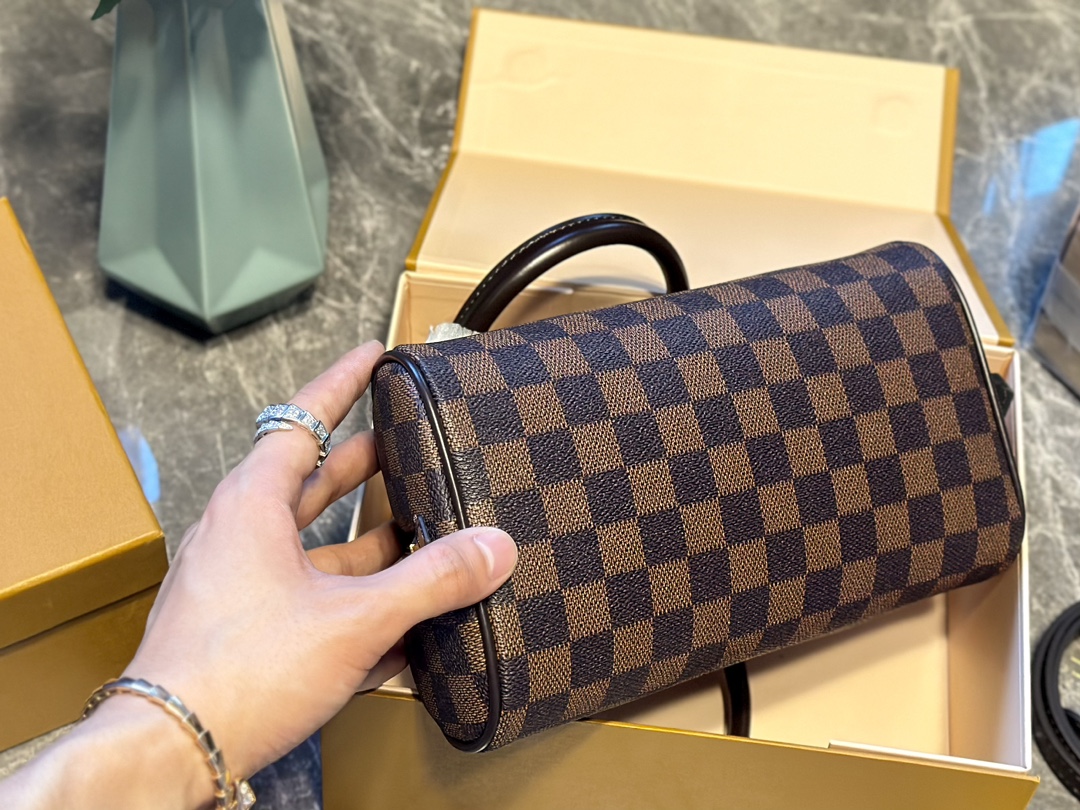 Louis new arrival size：23 * 13 cm