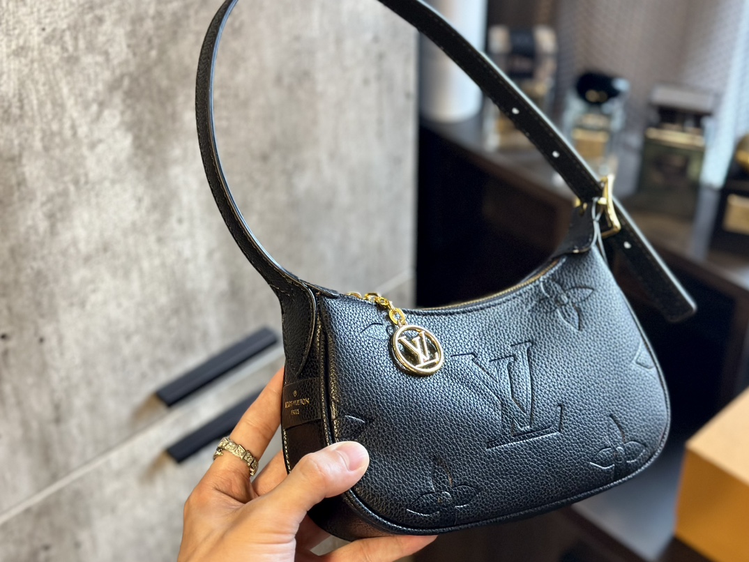 Louis new arrival hobo bag size: 21 * 11cm